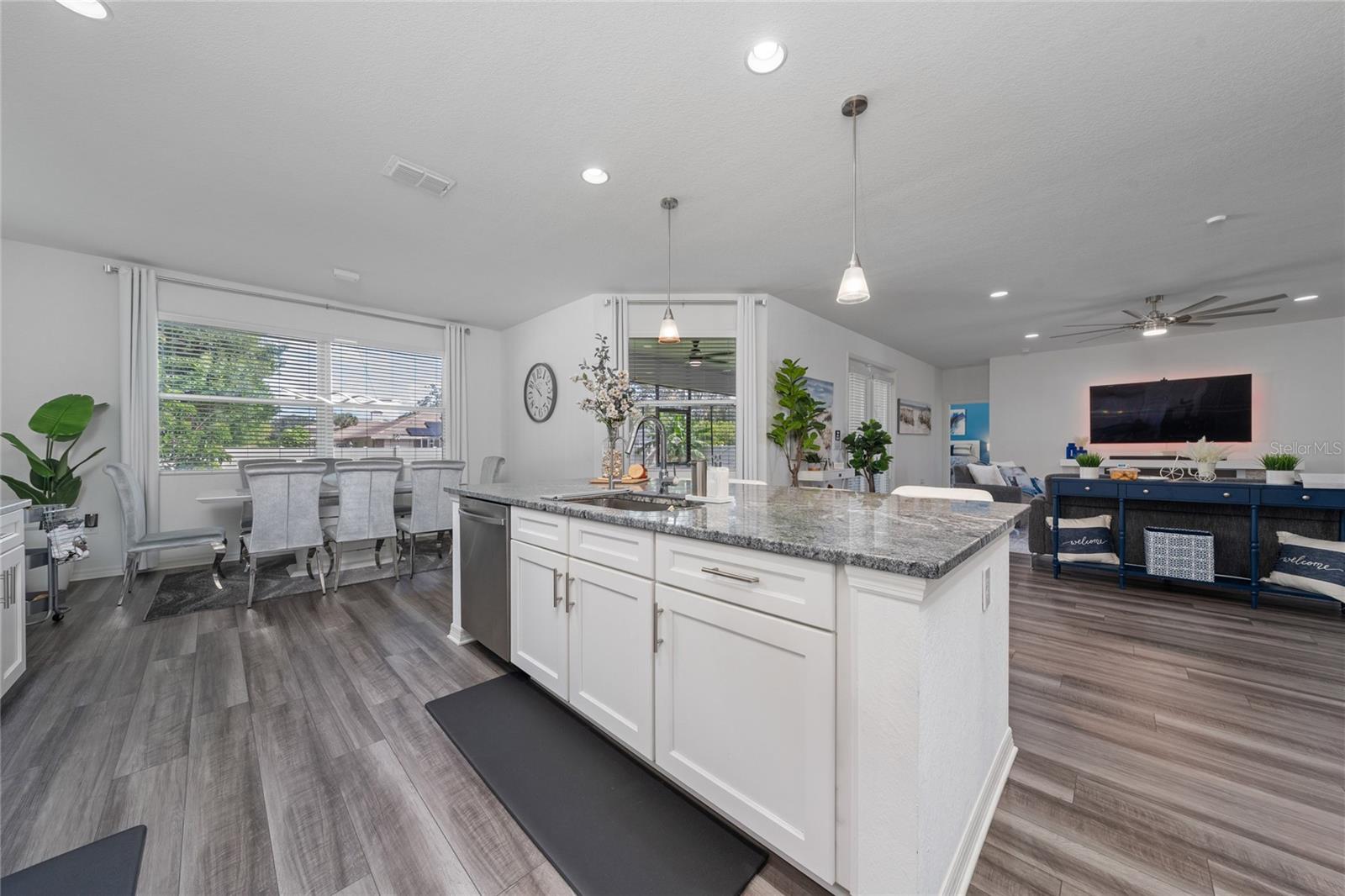 252 Samantha Ave, Property Photo 14