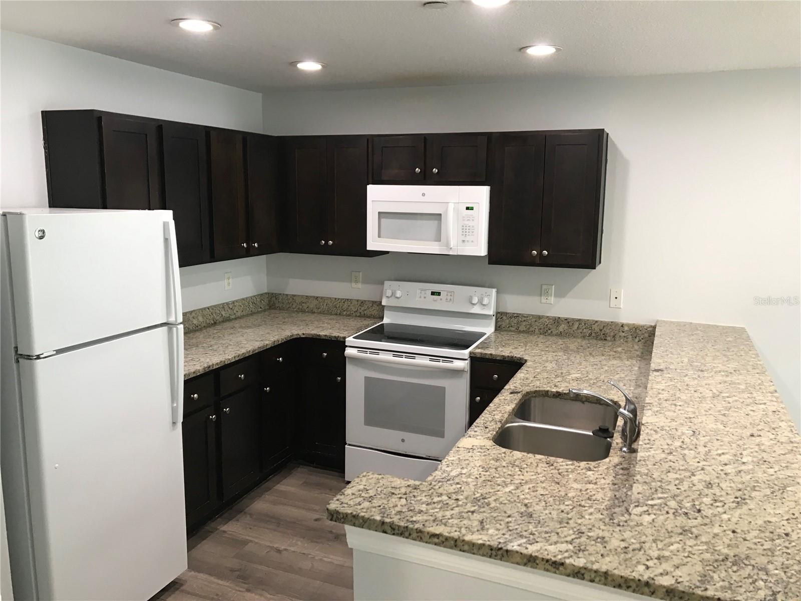 284 Gardner Ln #d Property Photo 9