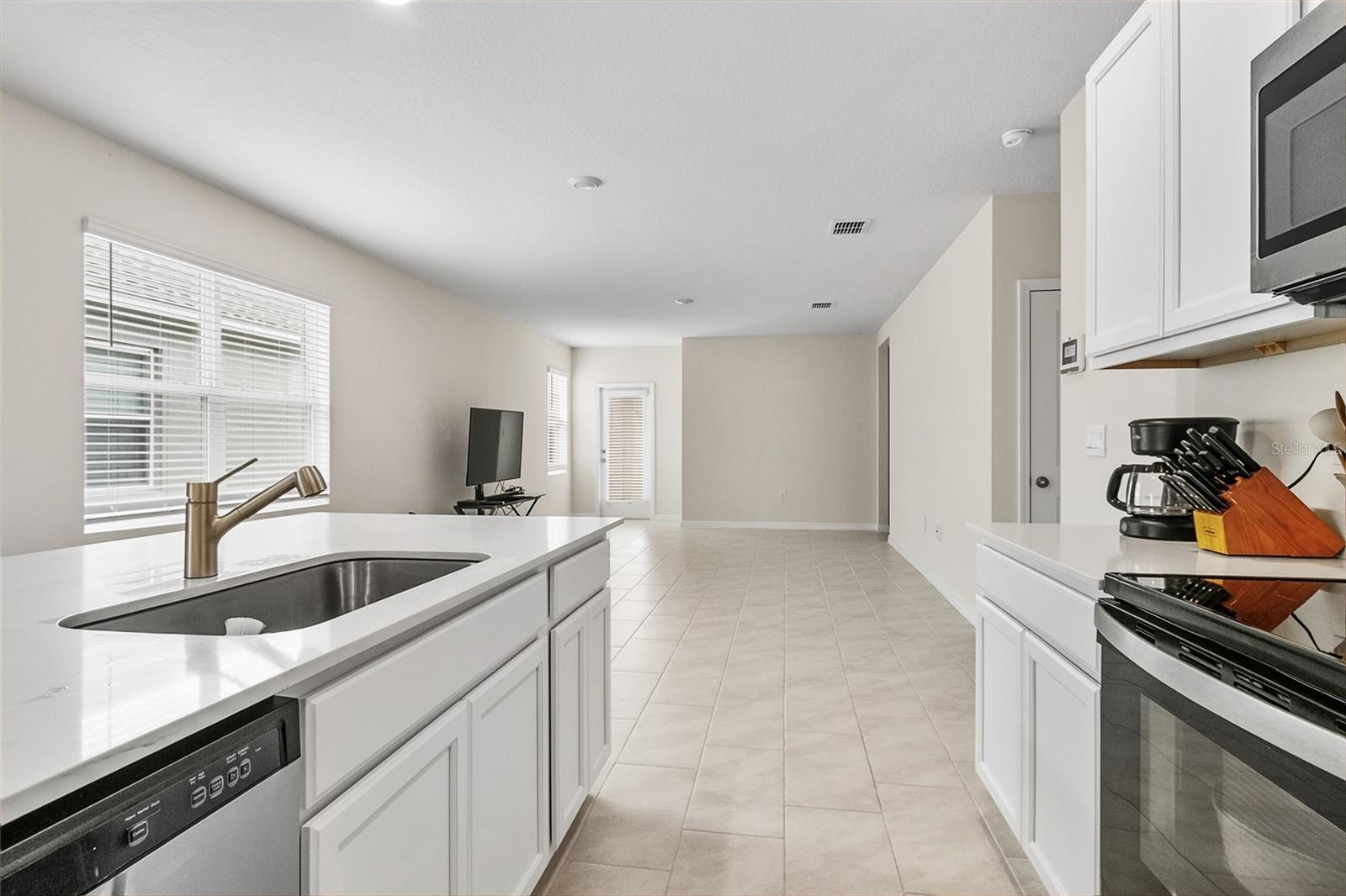3306 Pine Lily Ave Property Photo 4