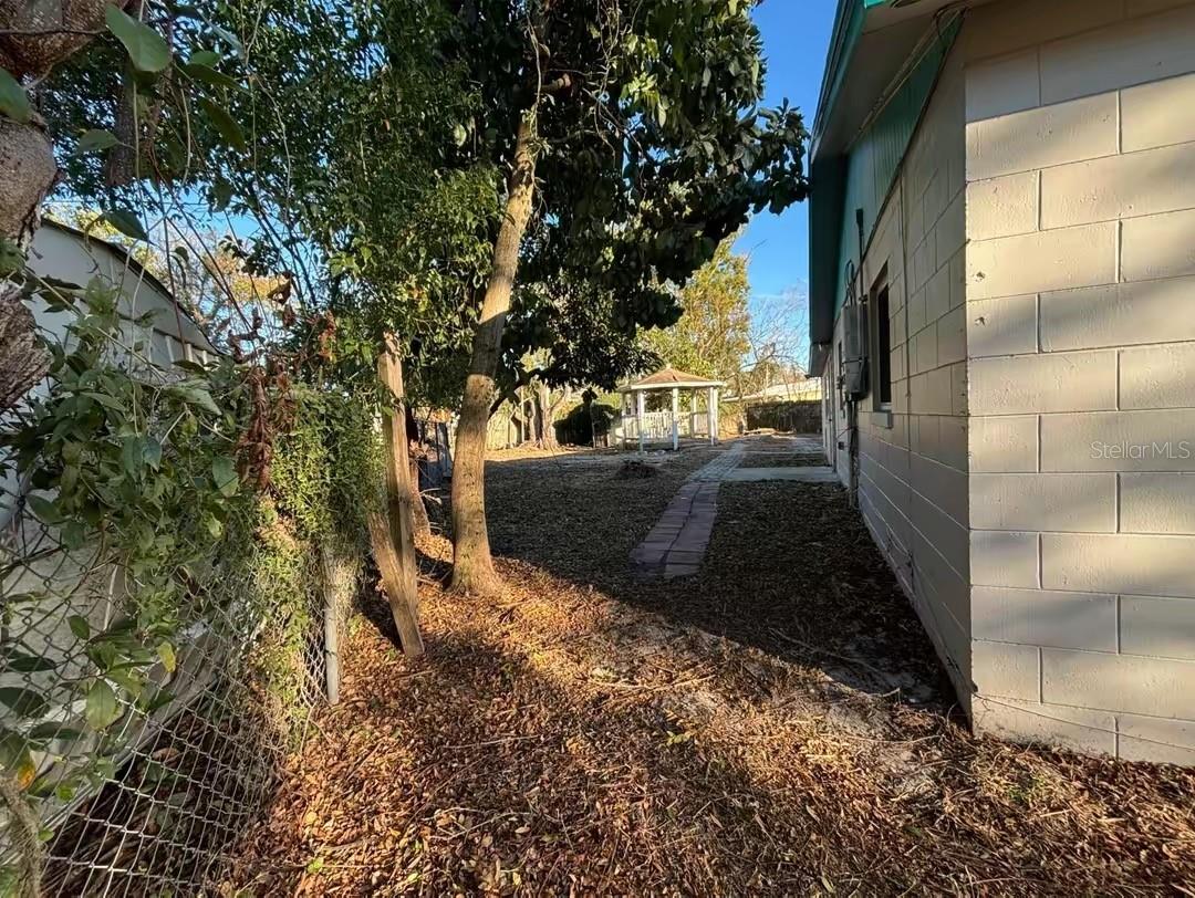 710 East Ct Property Photo 2