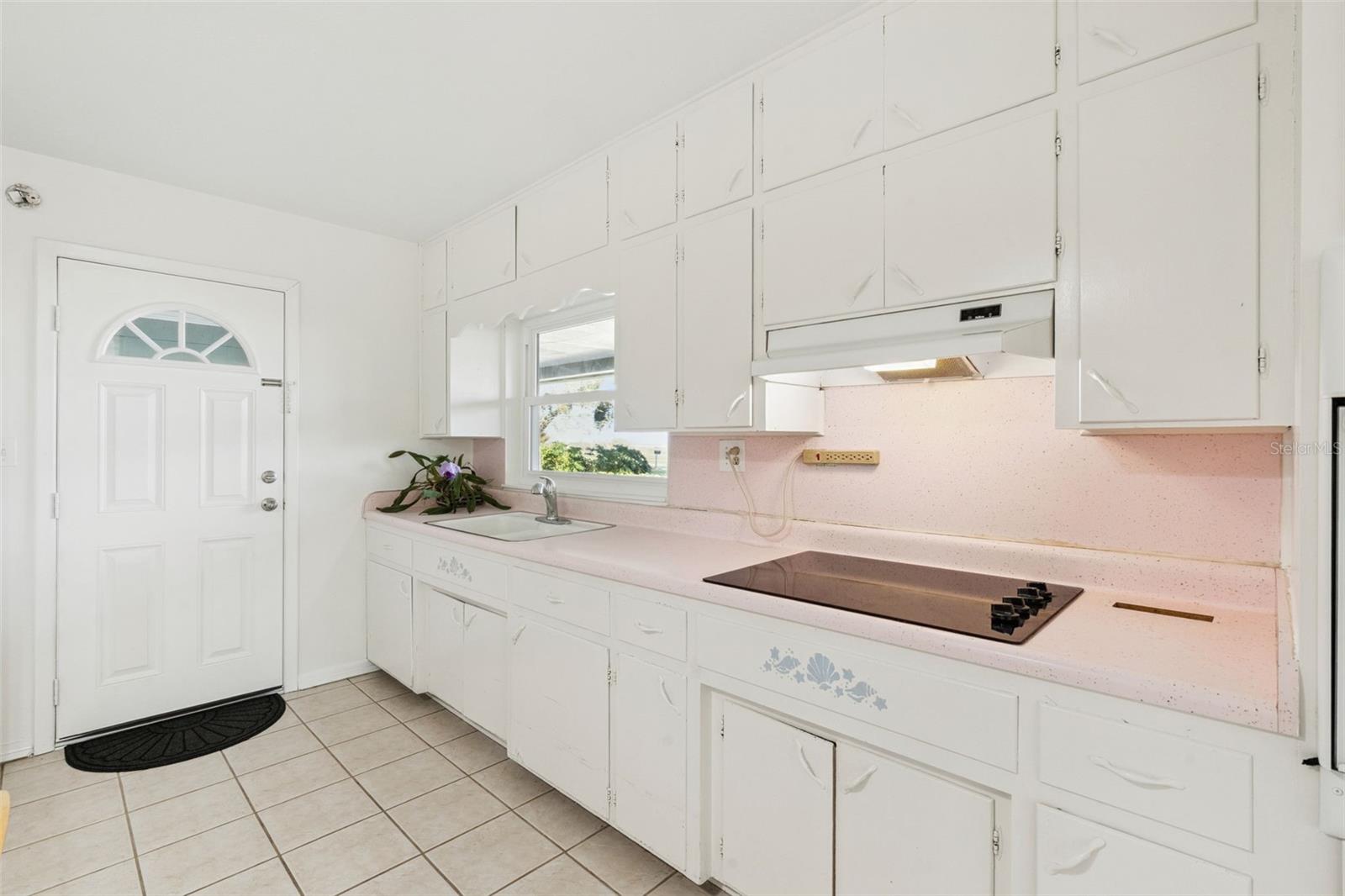 1801 Lakeshore Blvd Property Photo 7