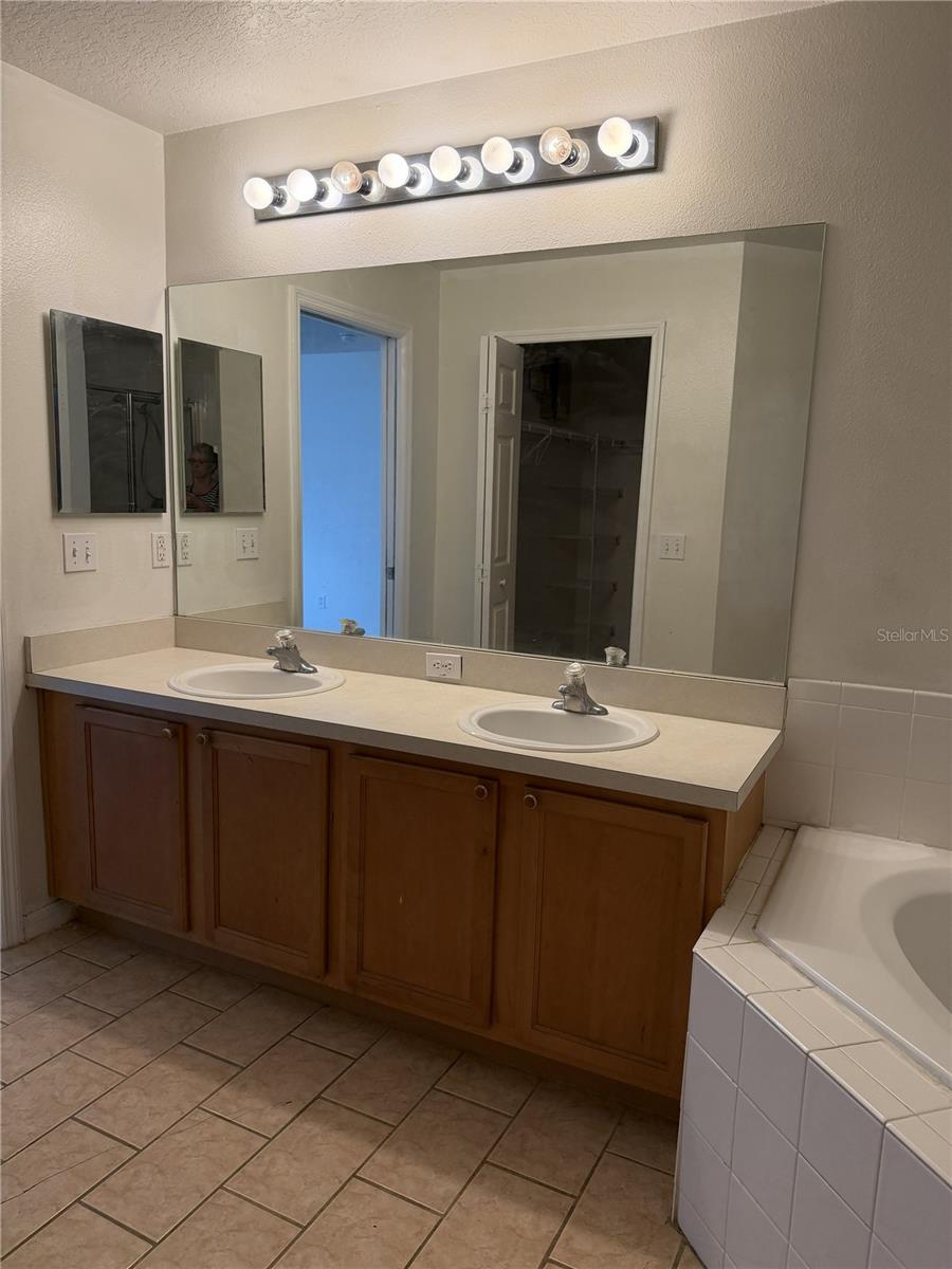 1158 Saint Tropez Ct Property Photo 12