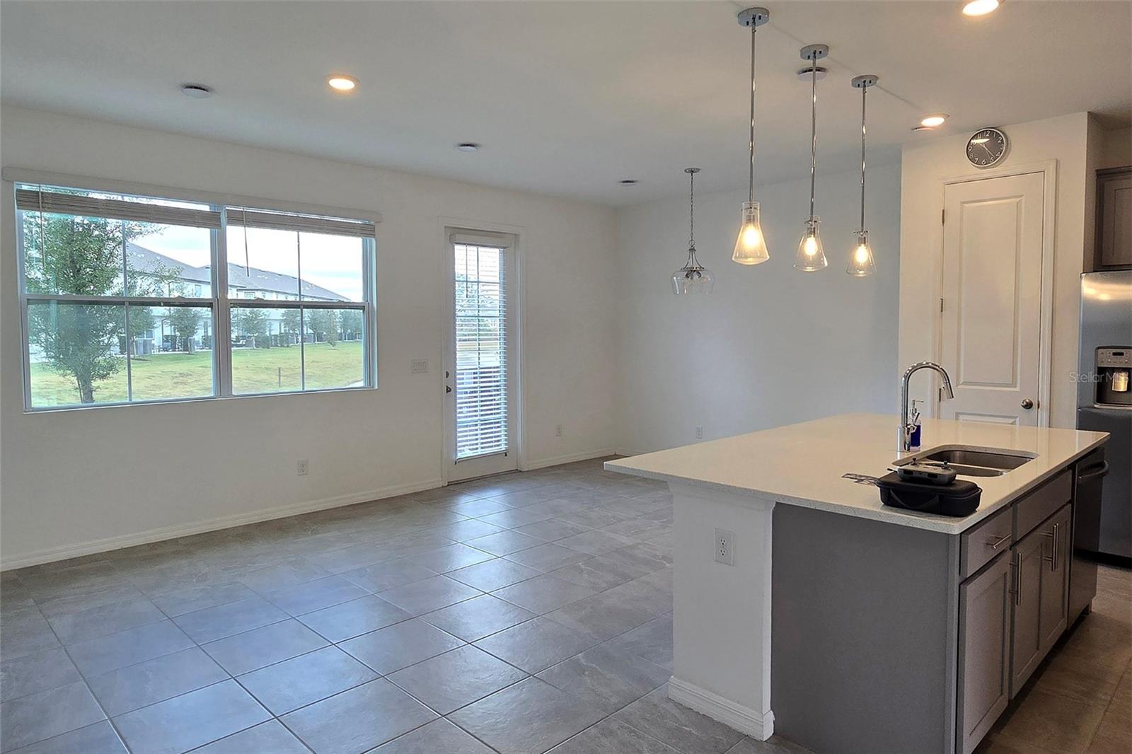 742 Longboat Dr Property Photo 4