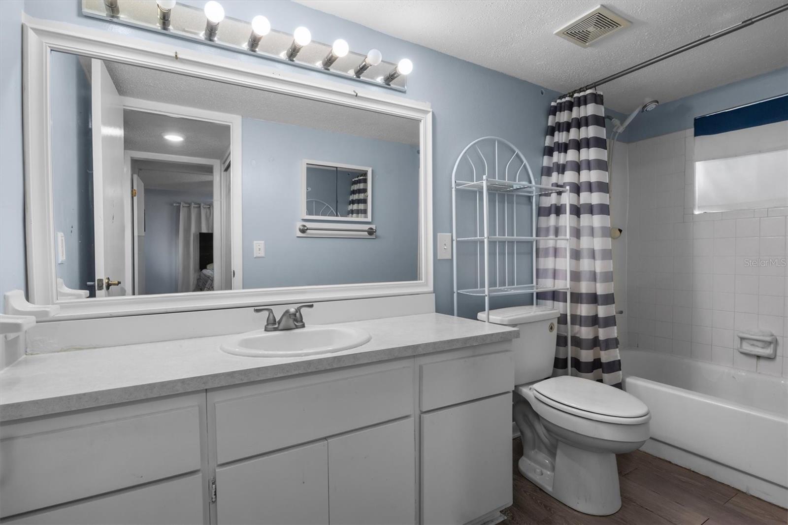 400 El Camino Dr #210 Property Photo 20
