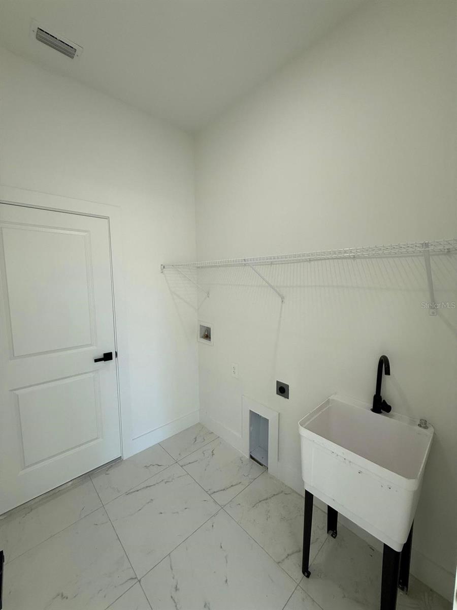 1121 Florence St E Property Photo 25