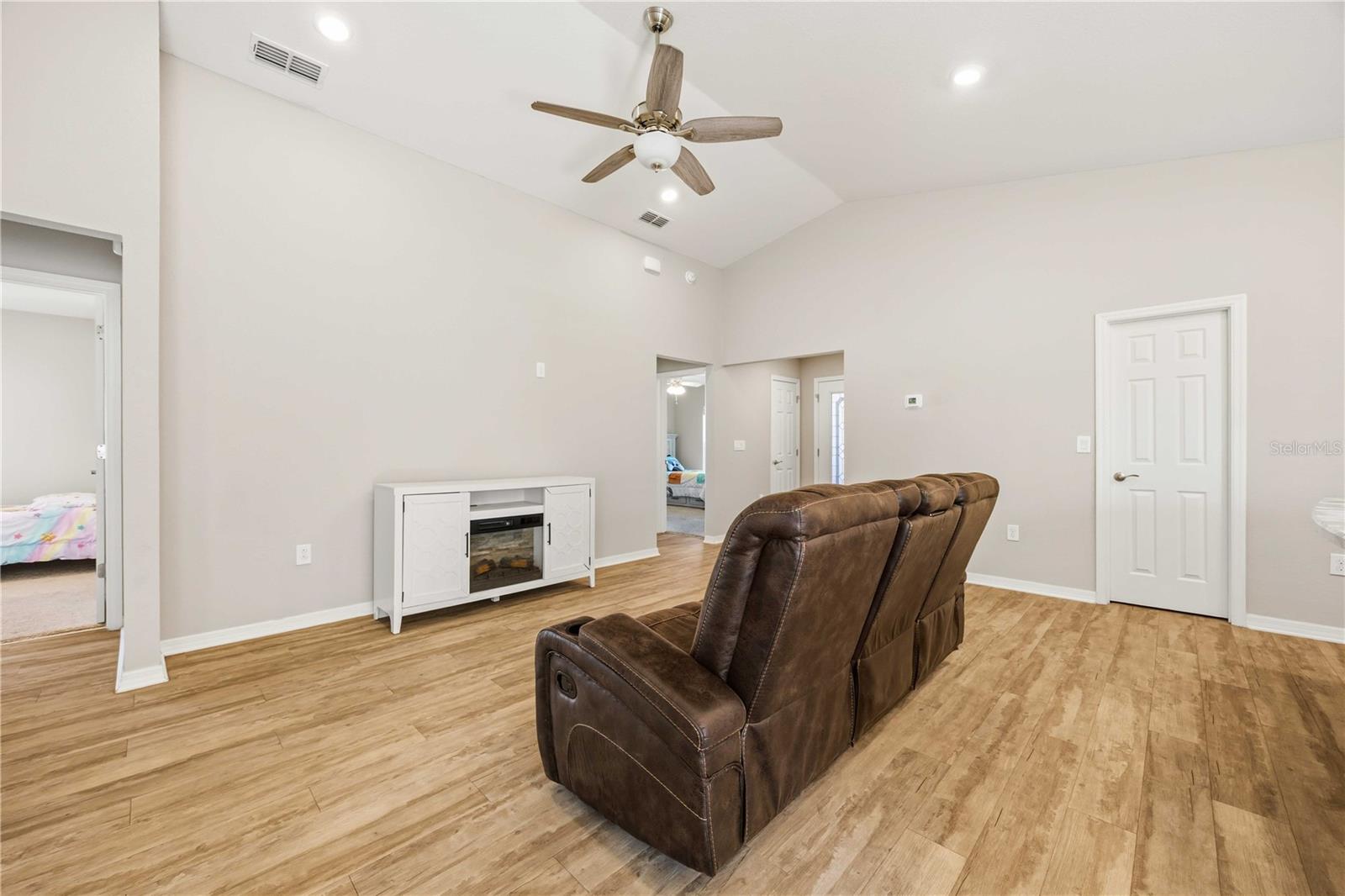 1035 Tropea Ln Property Photo 9
