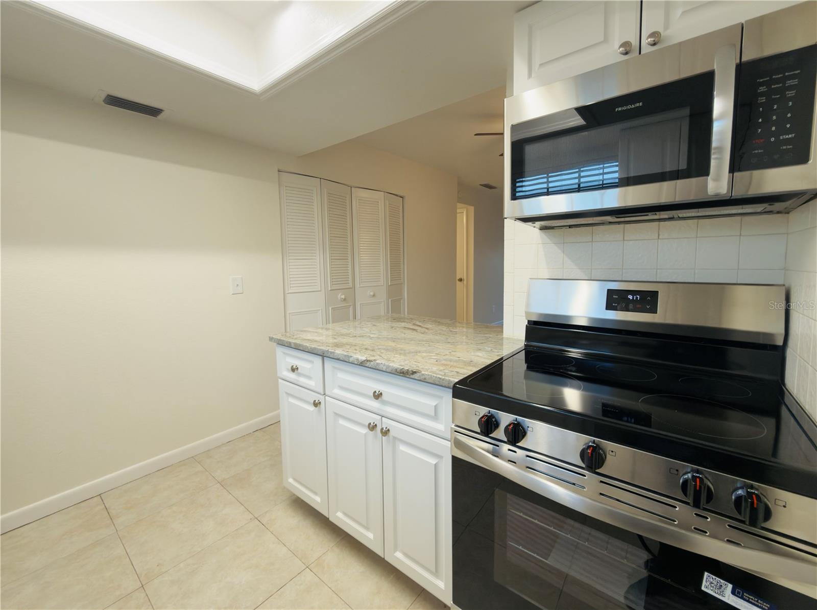 4725 Avon Ct Property Photo 6