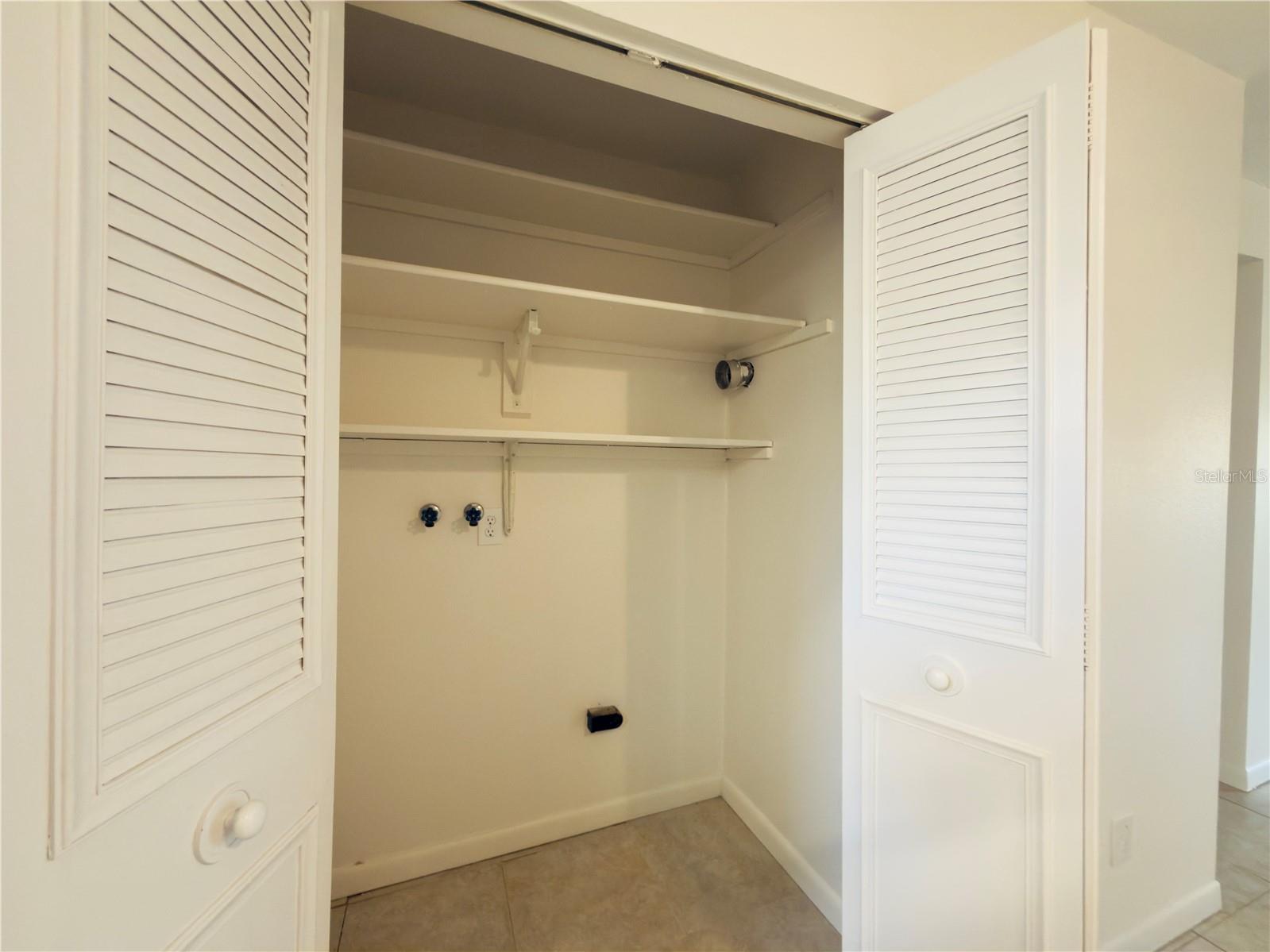 4725 Avon Ct Property Photo 7
