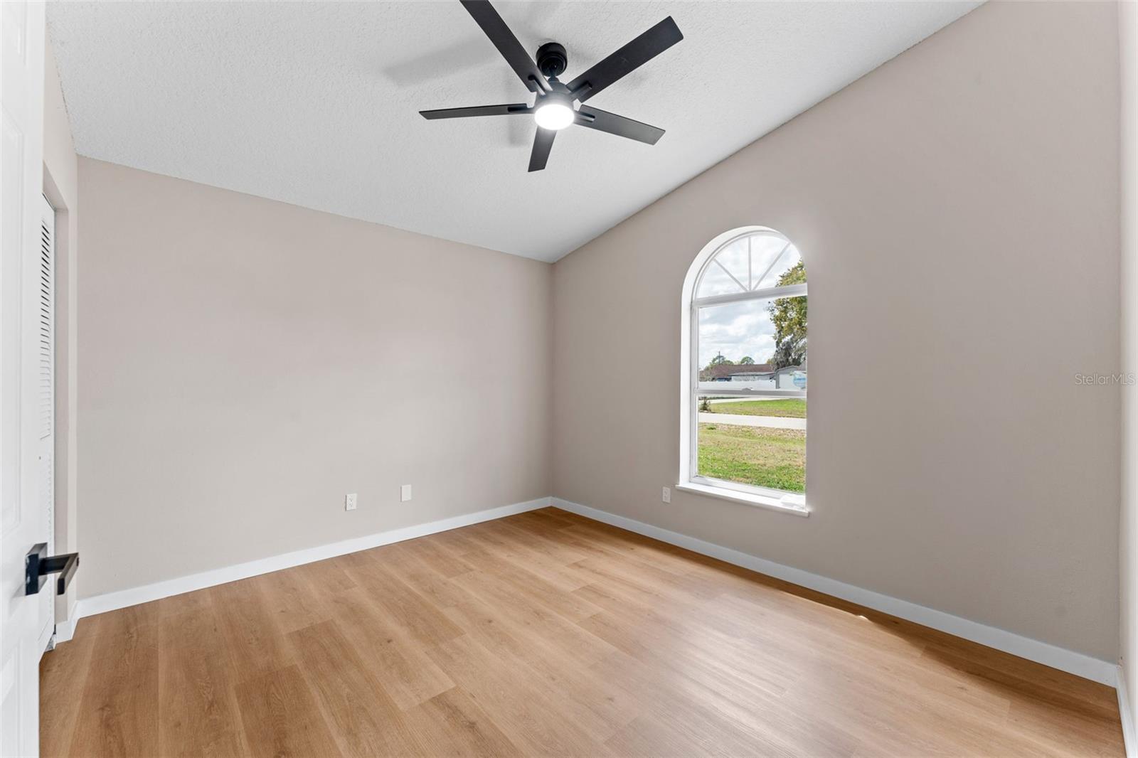 5521 Oak St Property Photo 24