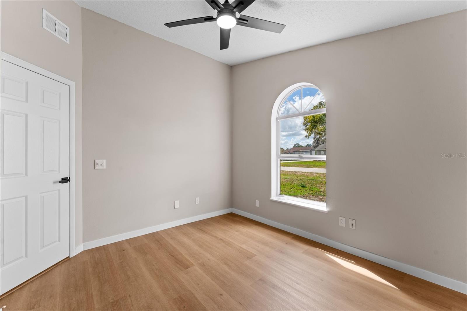 5521 Oak St Property Photo 28