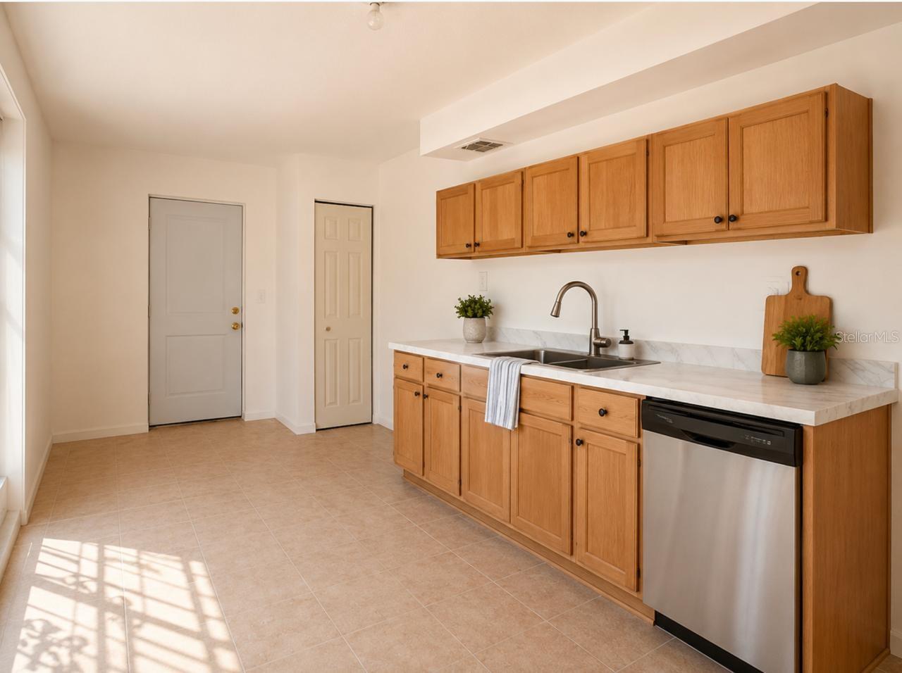 301 Clark St Property Photo 4