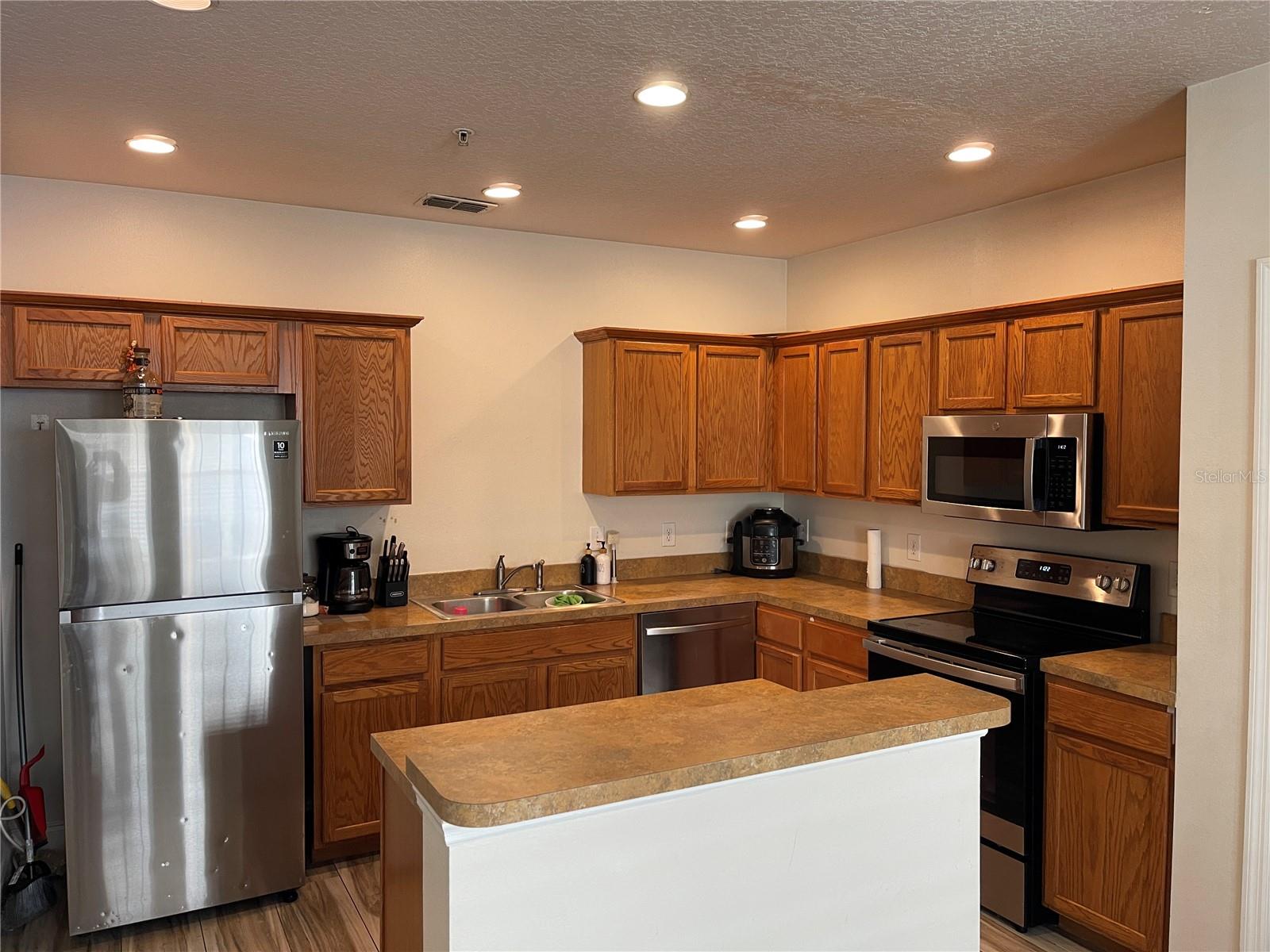 2024 Cypress Bay Blvd Property Photo 3