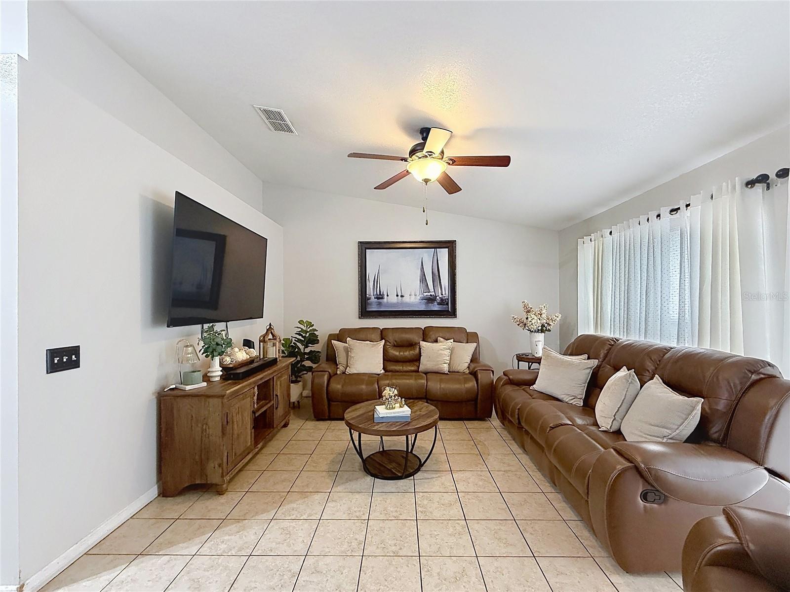 522-524 Imperial Pl Property Photo 3