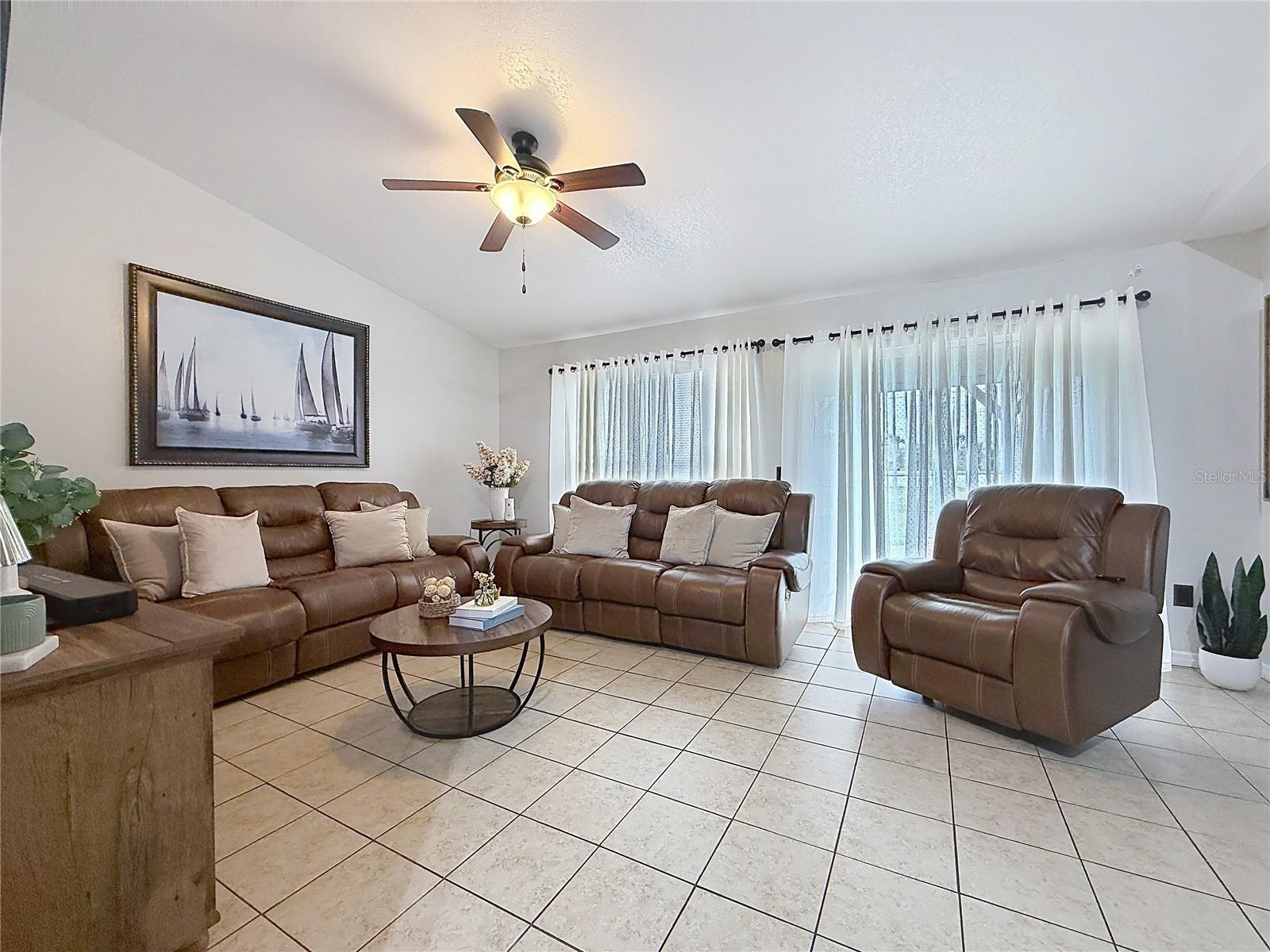 522-524 Imperial Pl Property Photo 4