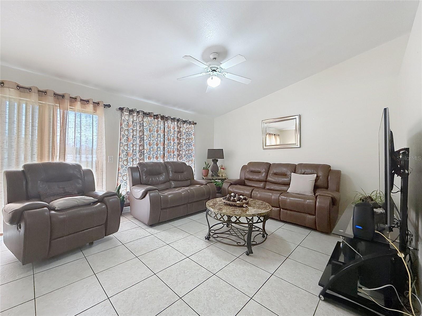 522-524 Imperial Pl Property Photo 16