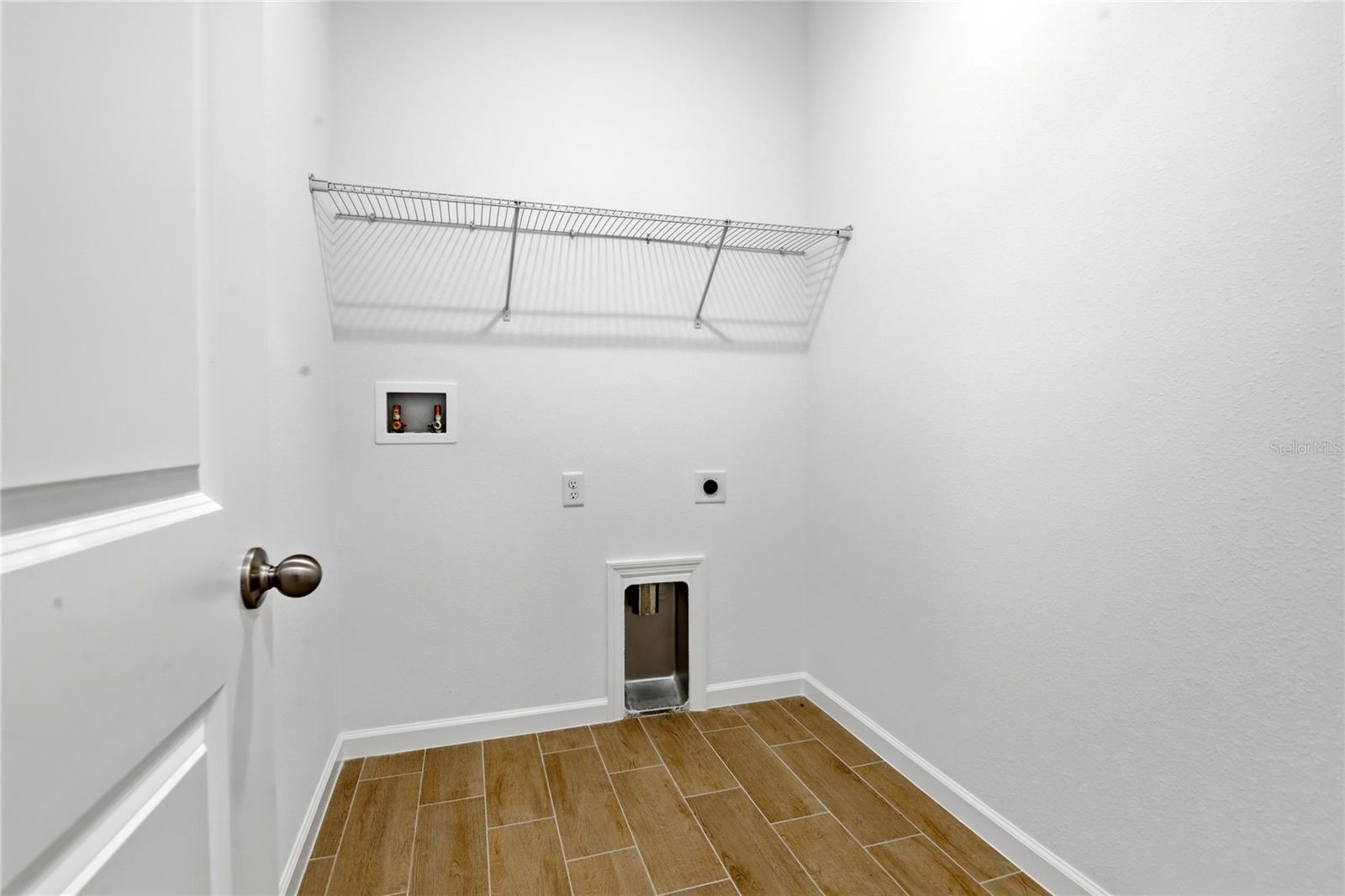1269 Daisy Hill Ave Property Photo 9