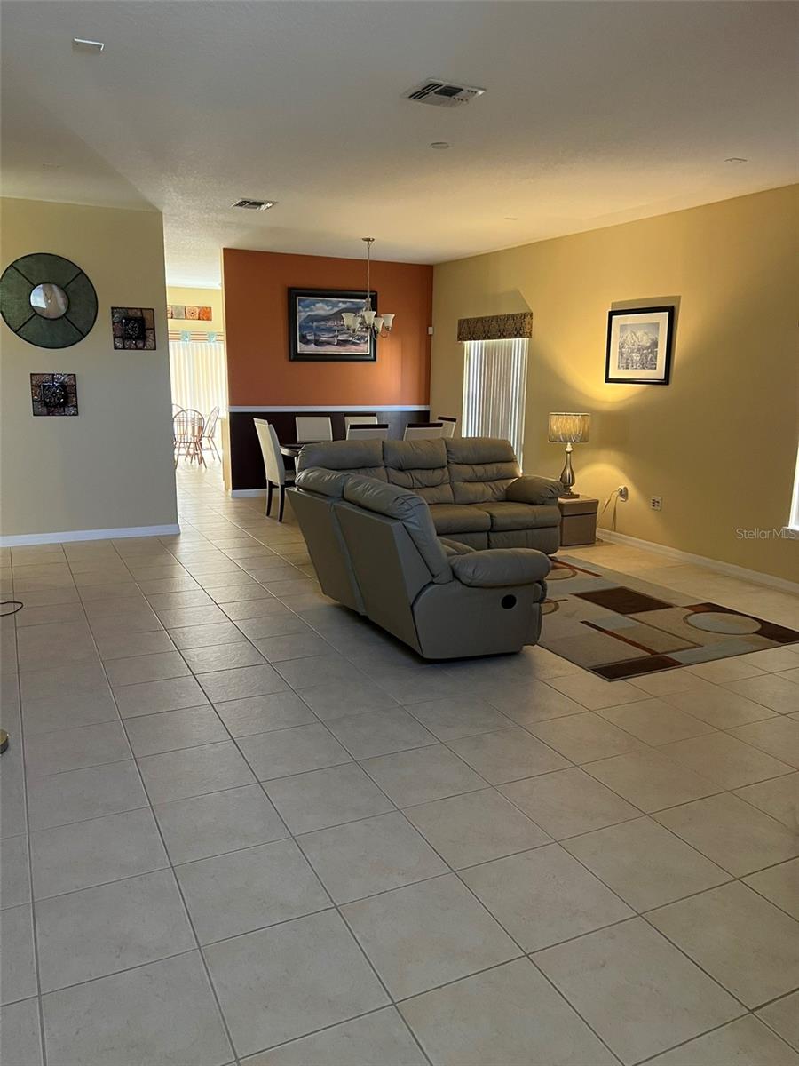 948 Hacienda Cir Property Photo 4