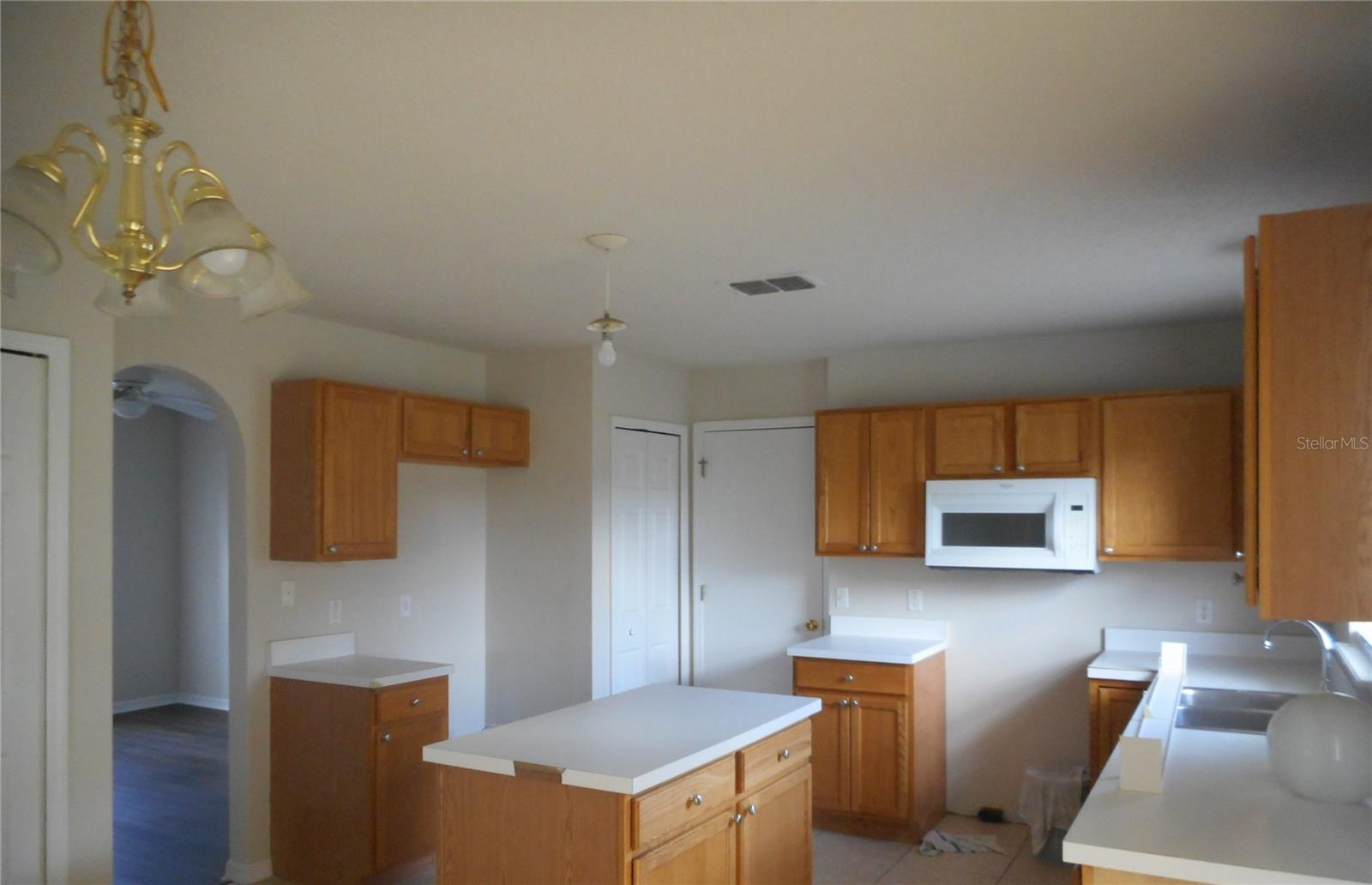 950 Derbyshire Dr Property Photo 7