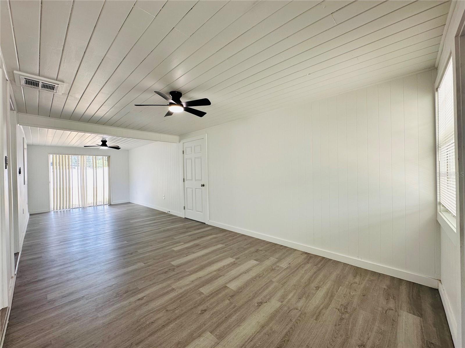 136 Lynbrook Dr Property Photo 3