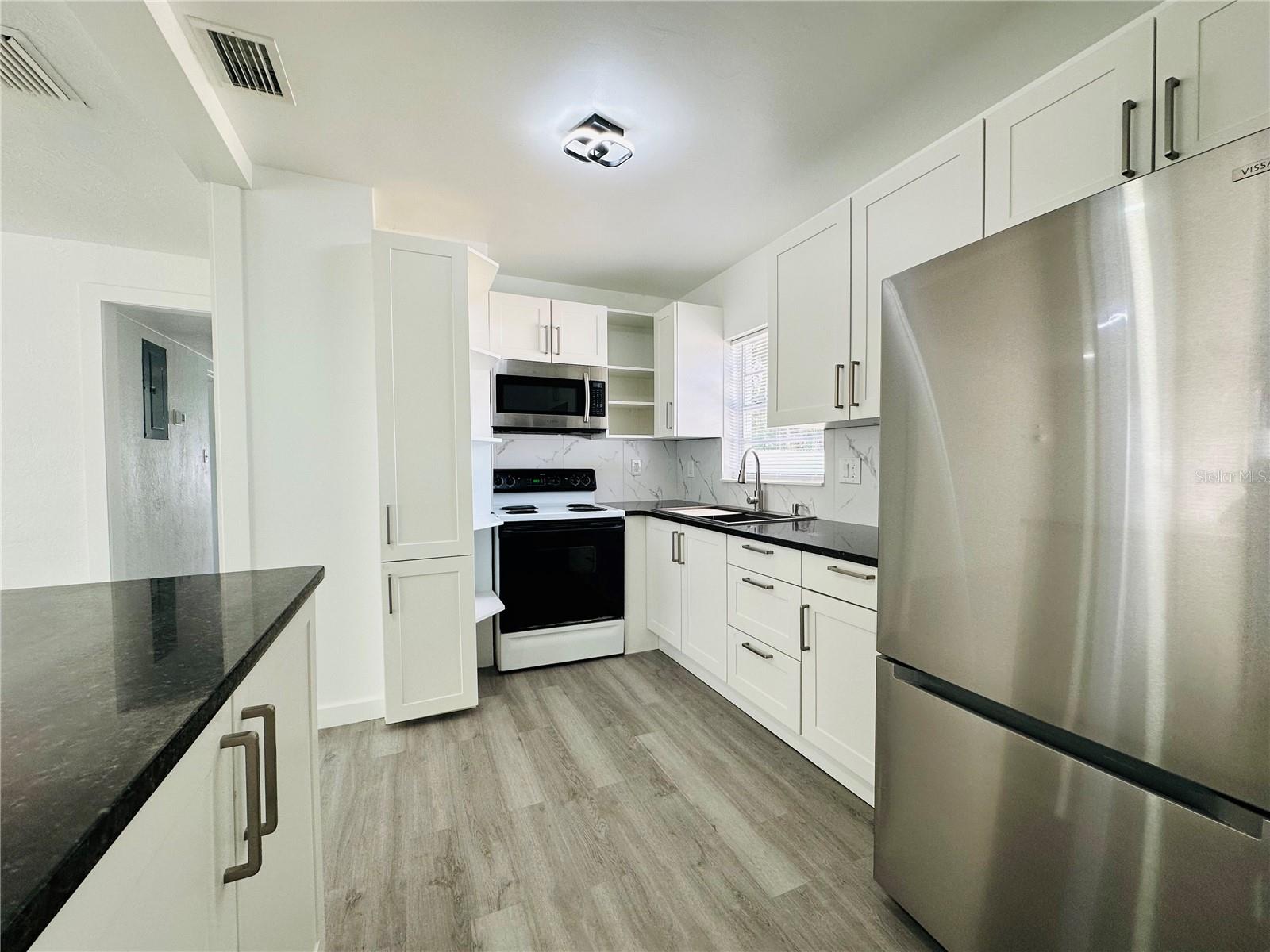 136 Lynbrook Dr Property Photo 4