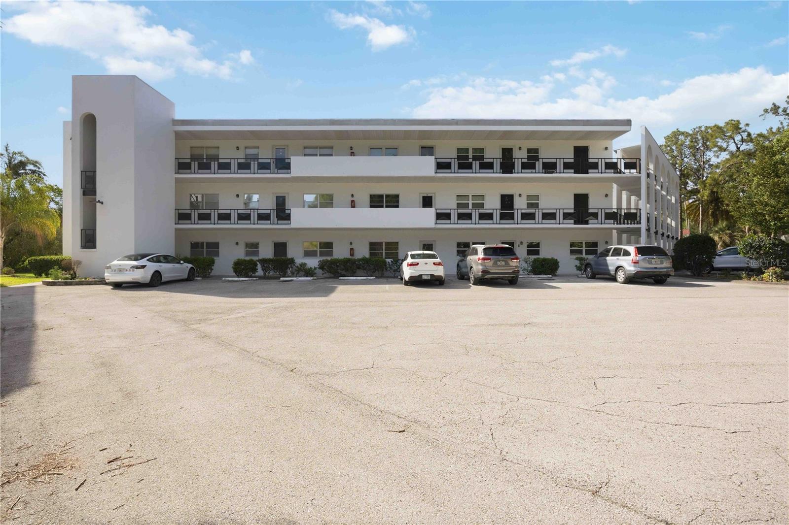 100 EL CAMINO DR #101 Property Photo 1