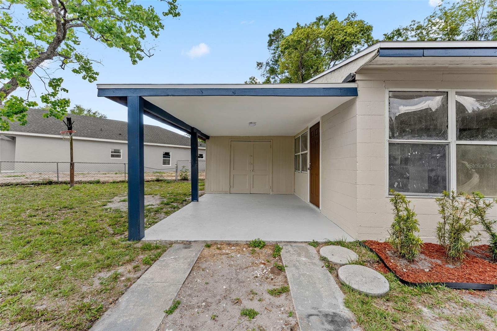 1218 Crescent St Property Photo 3