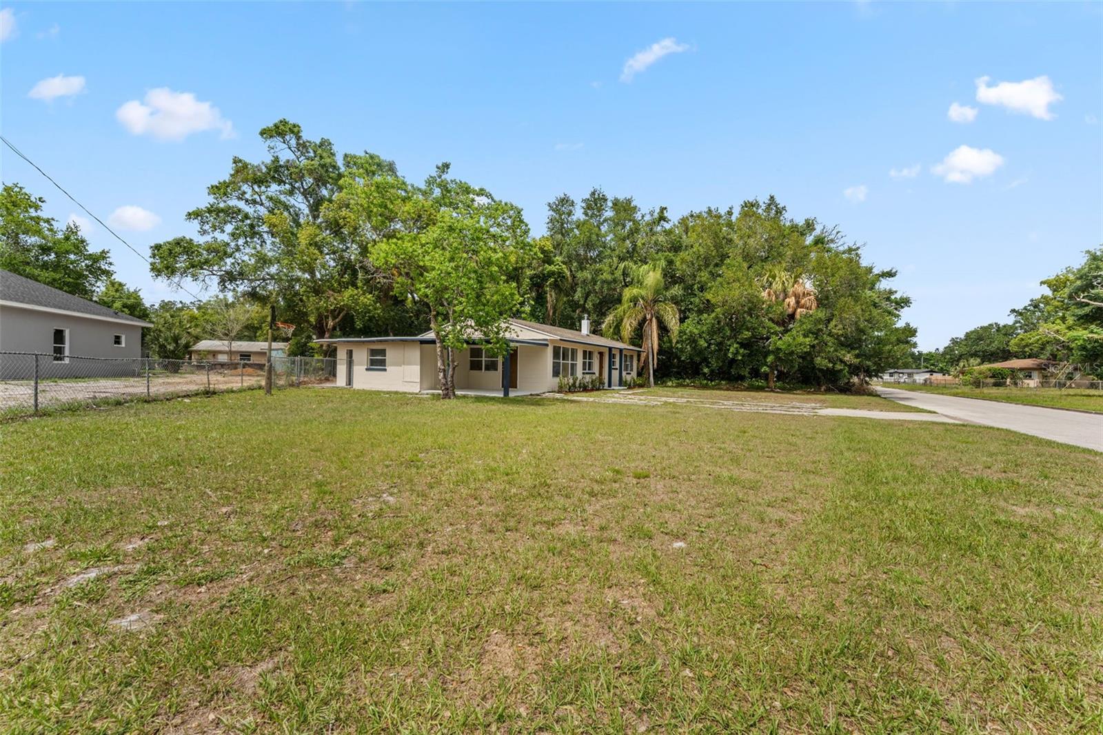 1218 Crescent St Property Photo 4