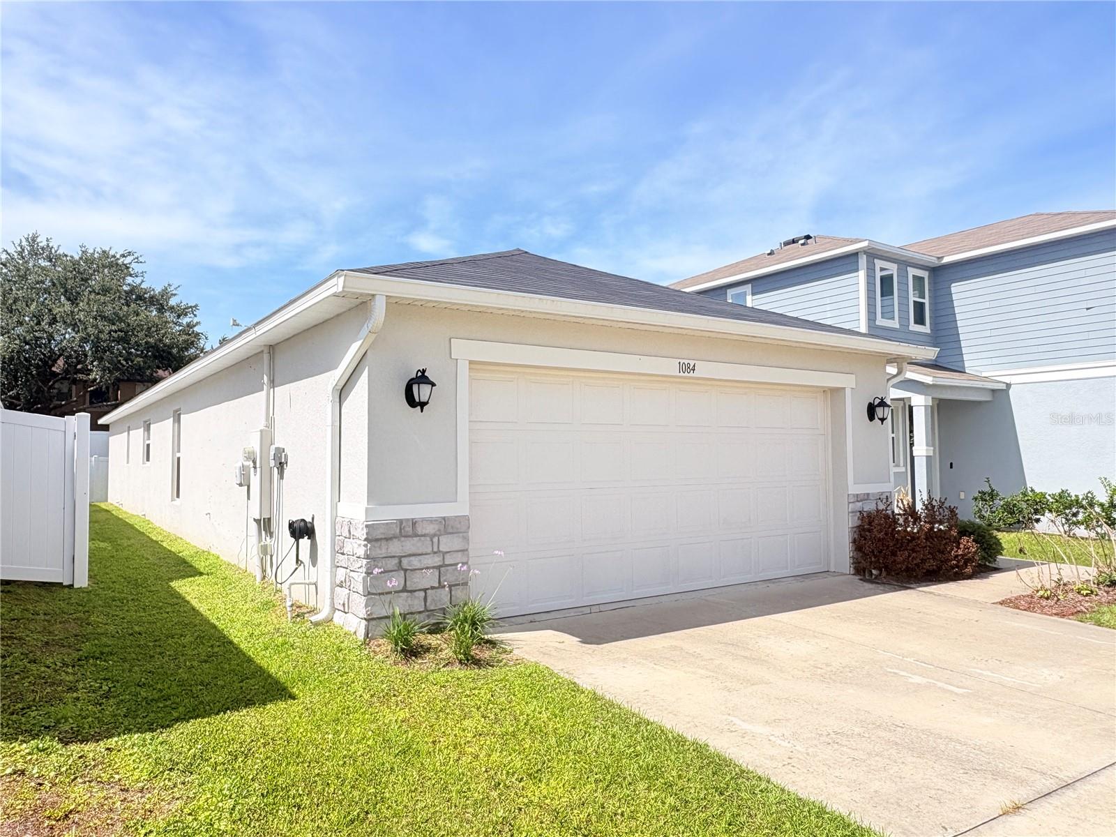 1084 Papaya Cir Property Photo 4