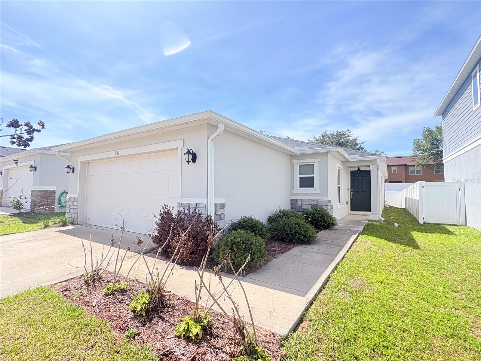1084 Papaya Cir Property Photo 5