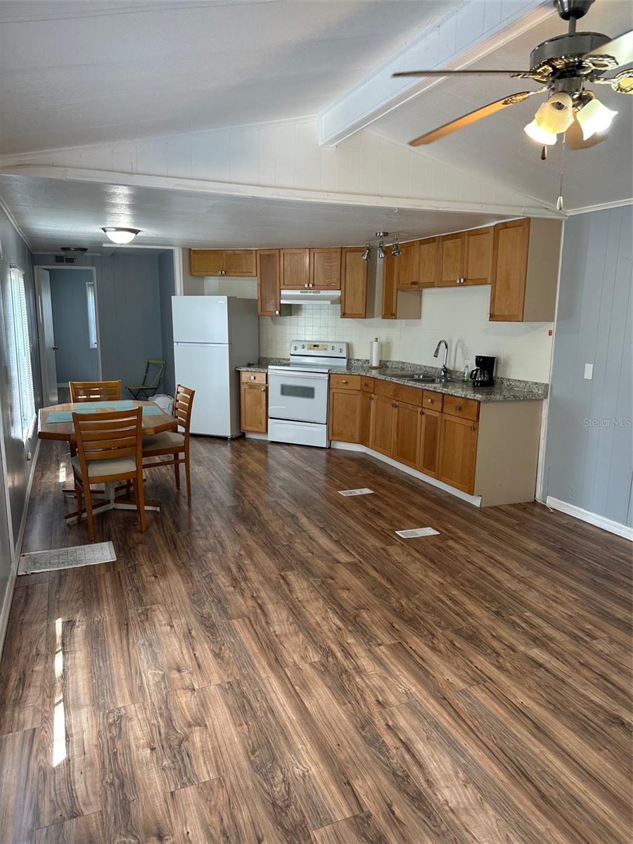 17110 Live Oak Ln Property Photo 3
