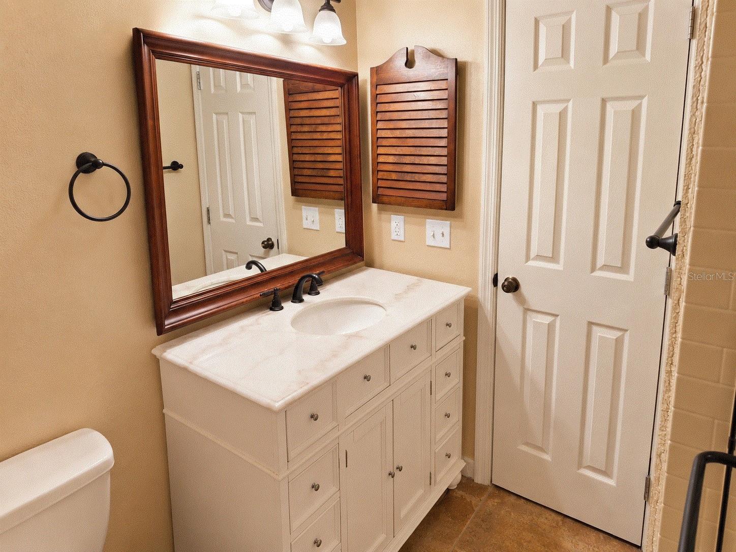 2234 W Maple Ter Property Photo 10