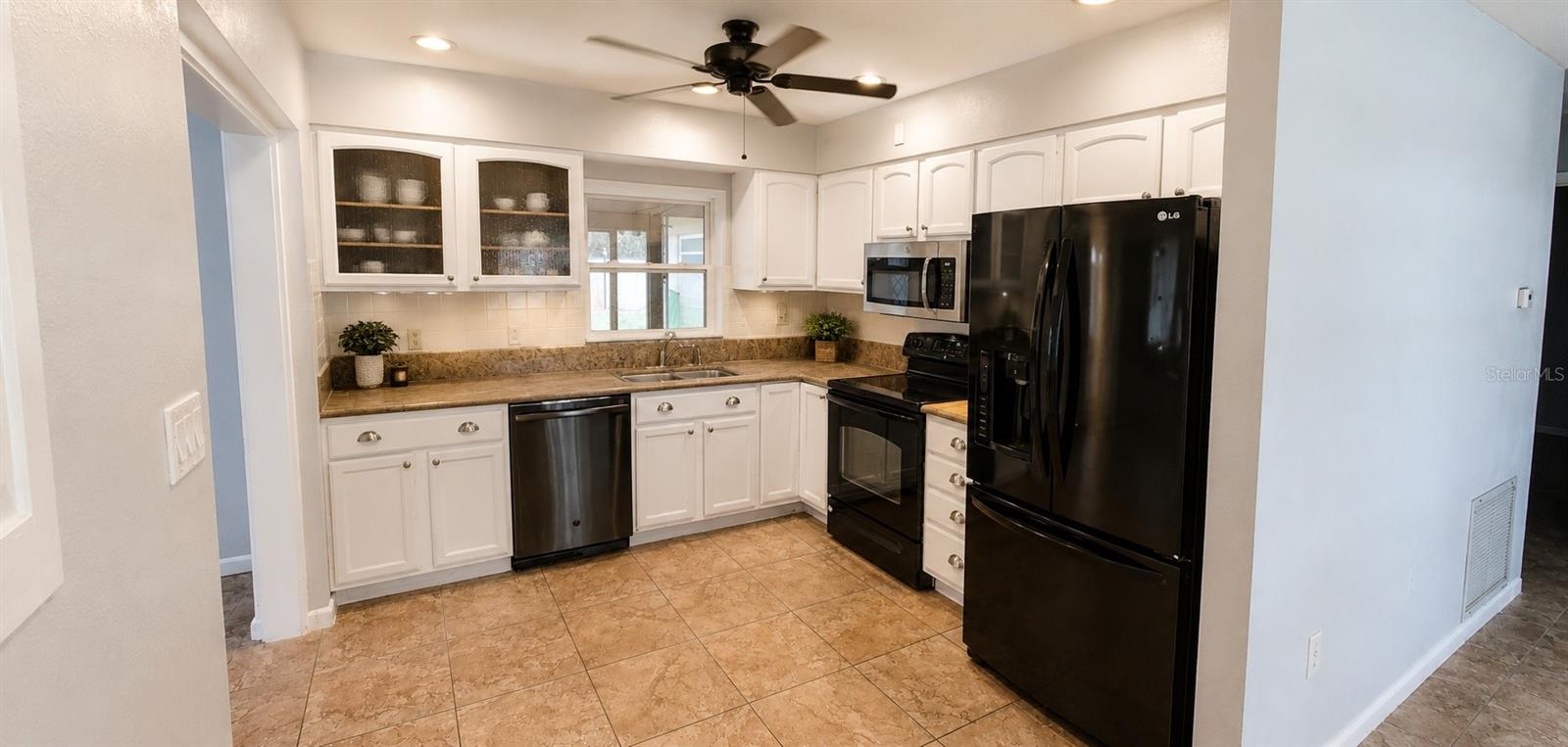 1215 Lakeshore Blvd Property Photo 5