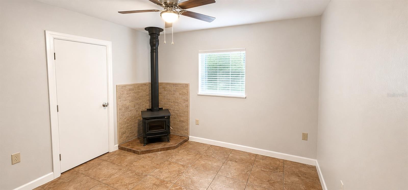1215 Lakeshore Blvd Property Photo 8