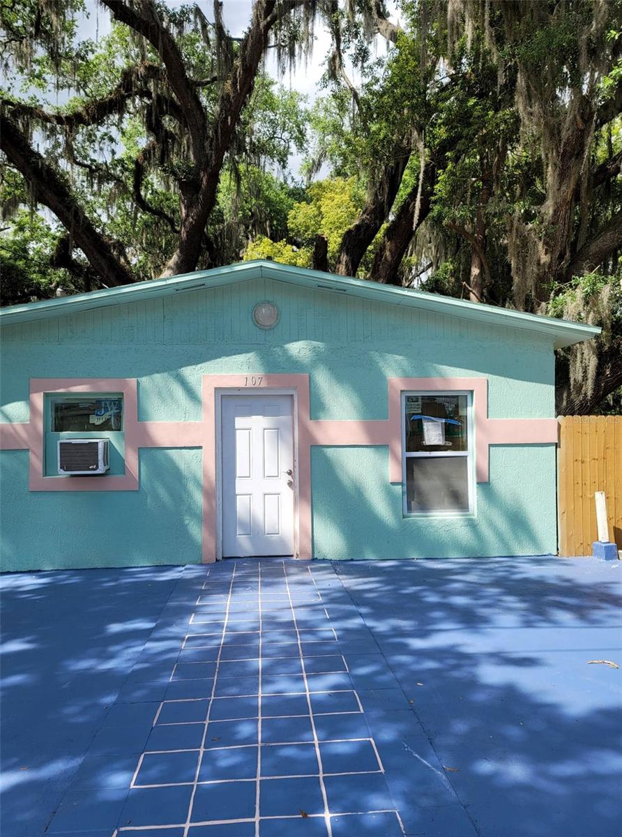 107 E Cypress St Property Photo 2