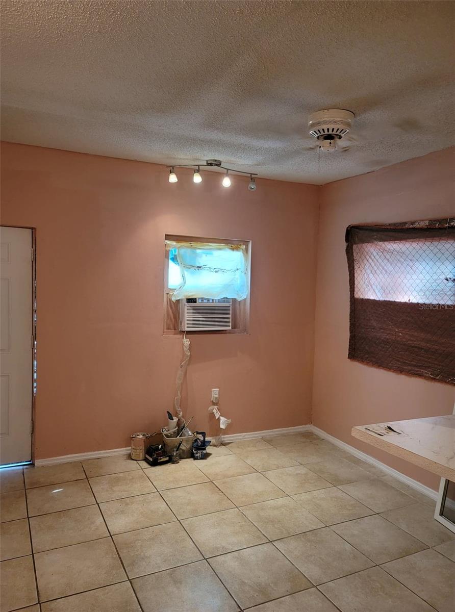 107 E Cypress St Property Photo 9