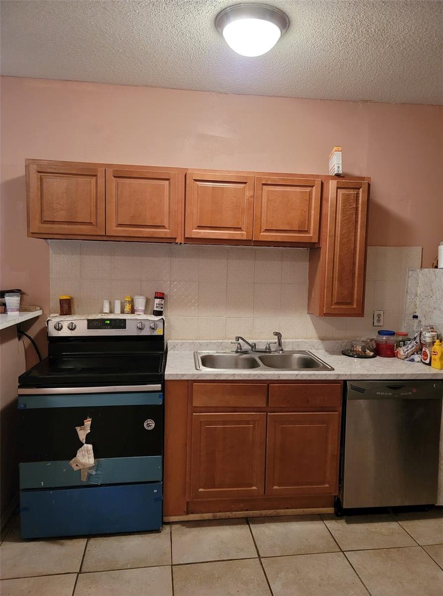 107 E Cypress St Property Photo 10