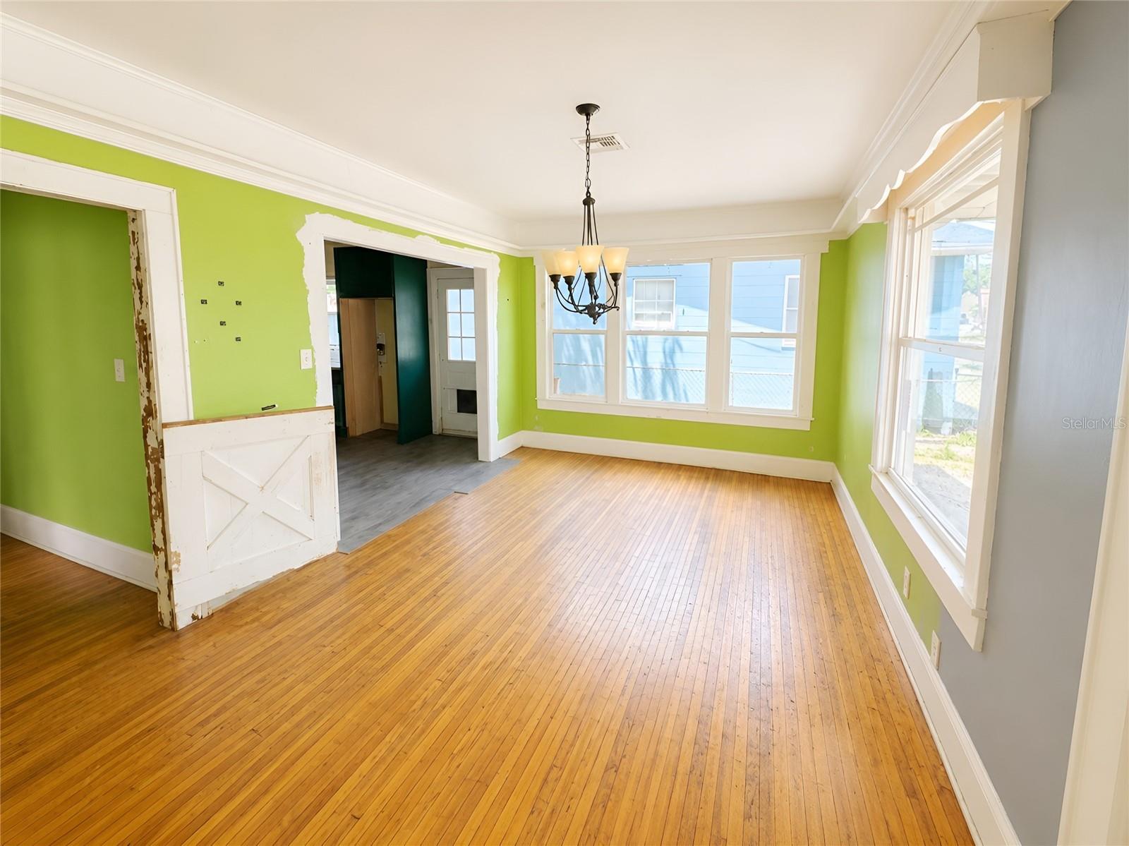1037 Lexington St Property Photo 4