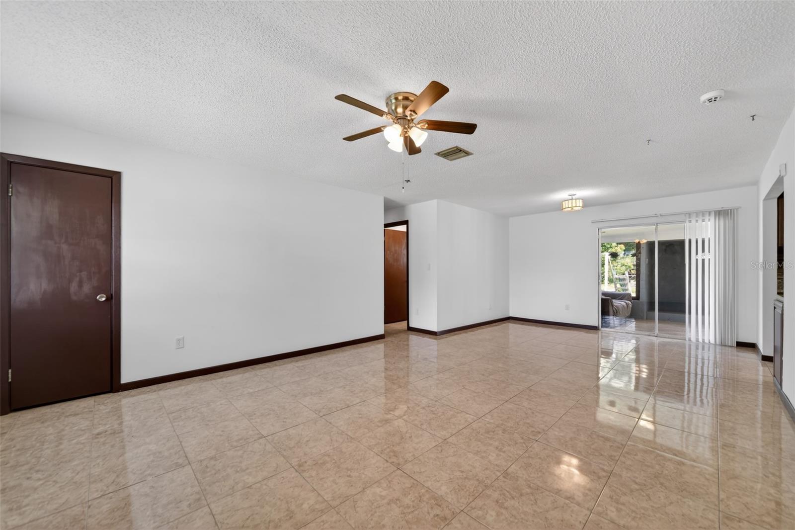 755 Park Ln Property Photo 6