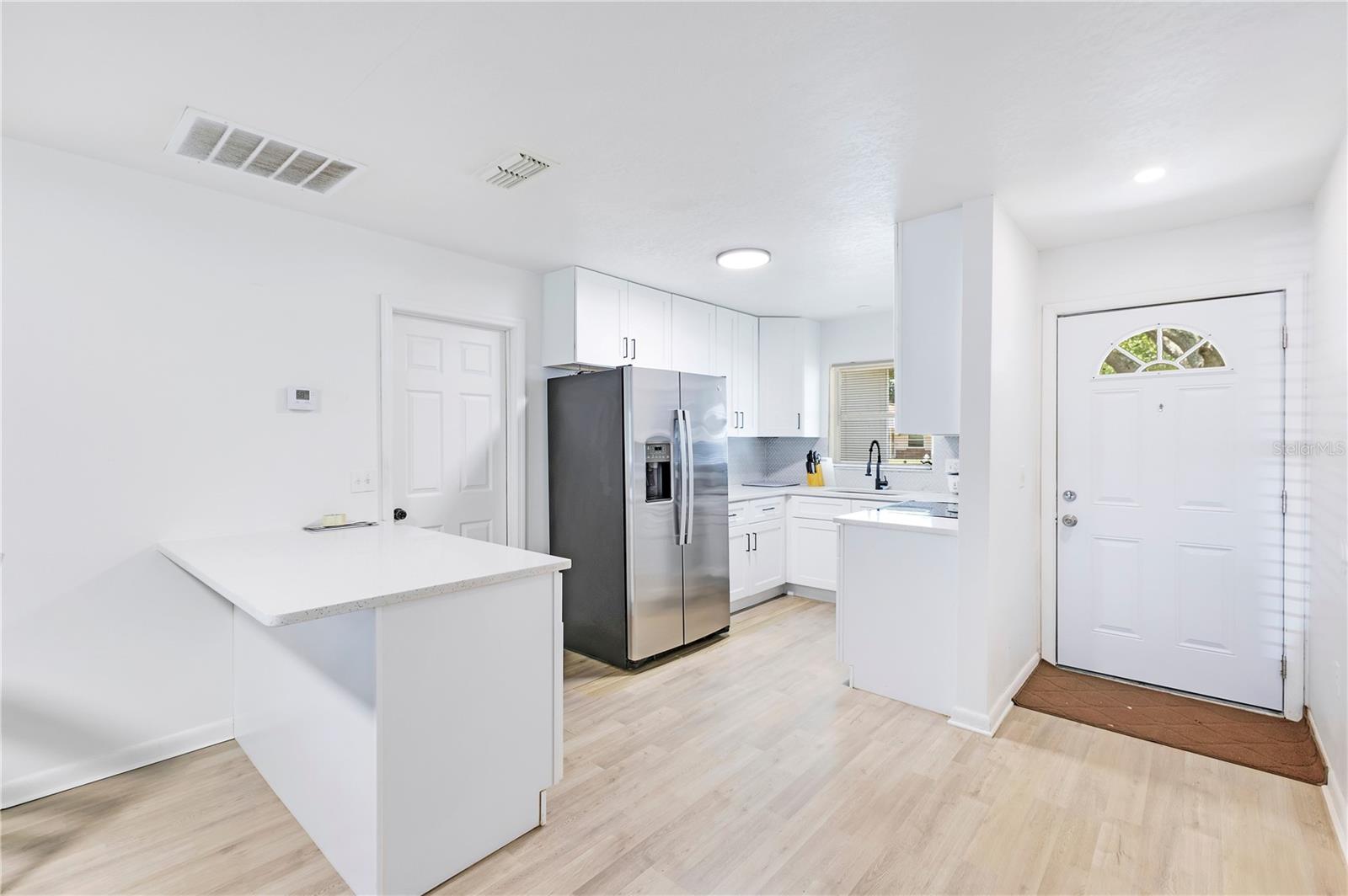1725 California Ave Property Photo 3