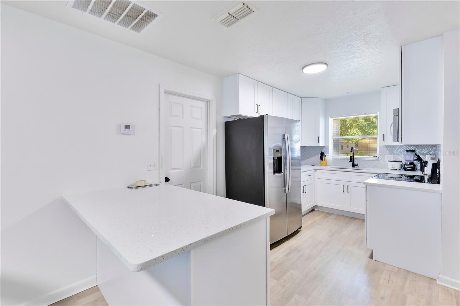 1725 California Ave Property Photo 4