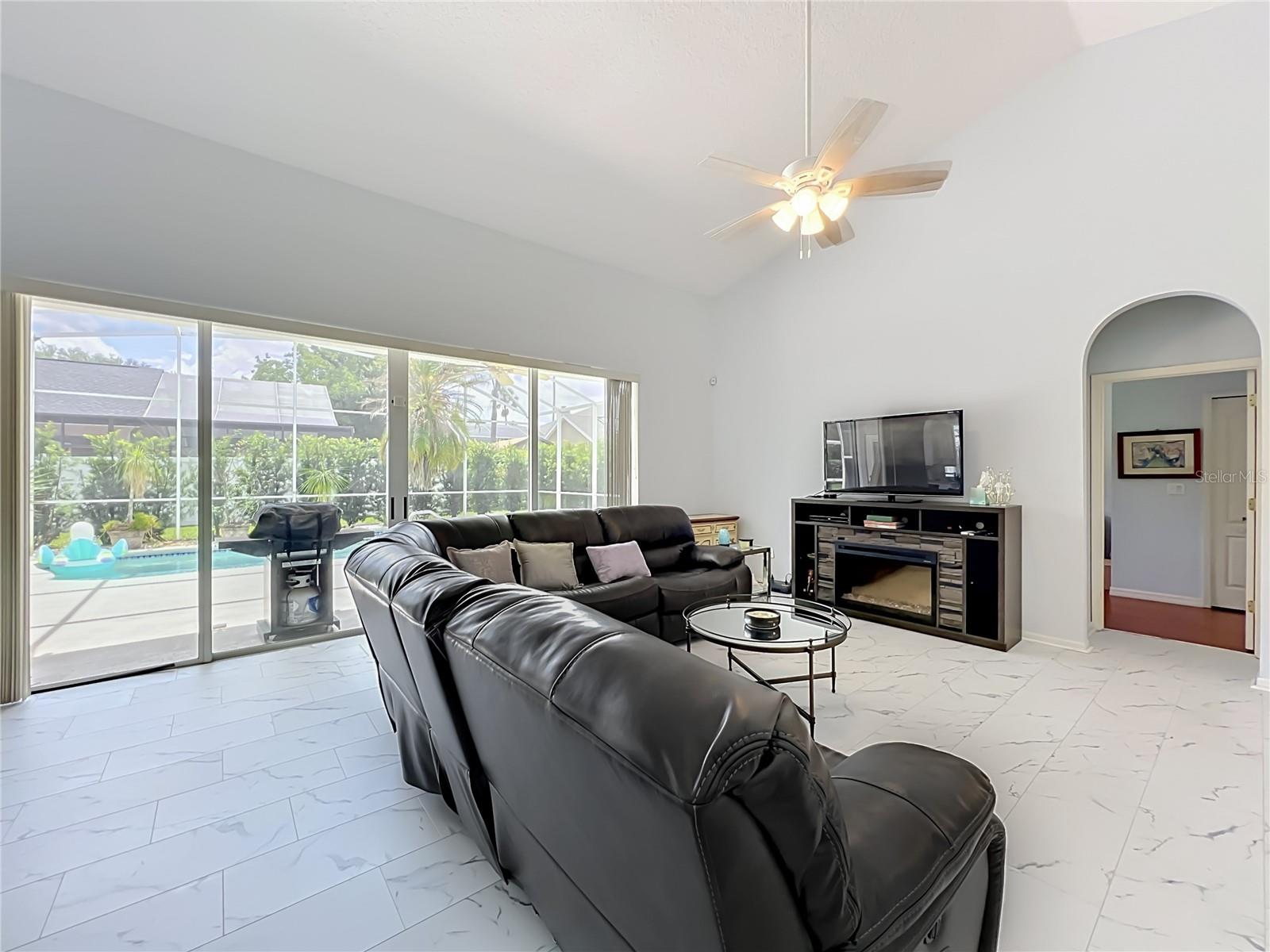 909 Grovesmere Loop Property Photo 9