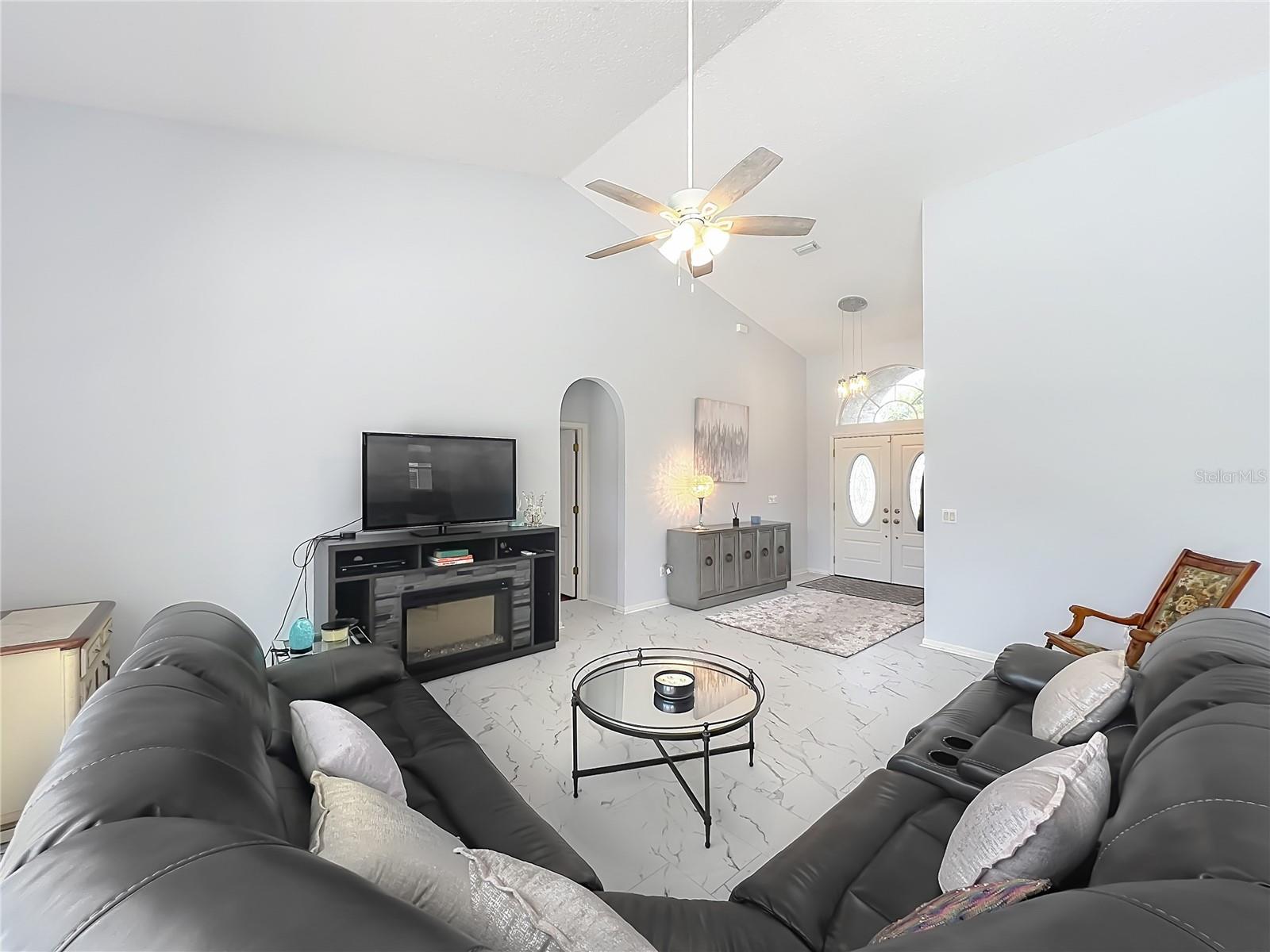 909 Grovesmere Loop Property Photo 11
