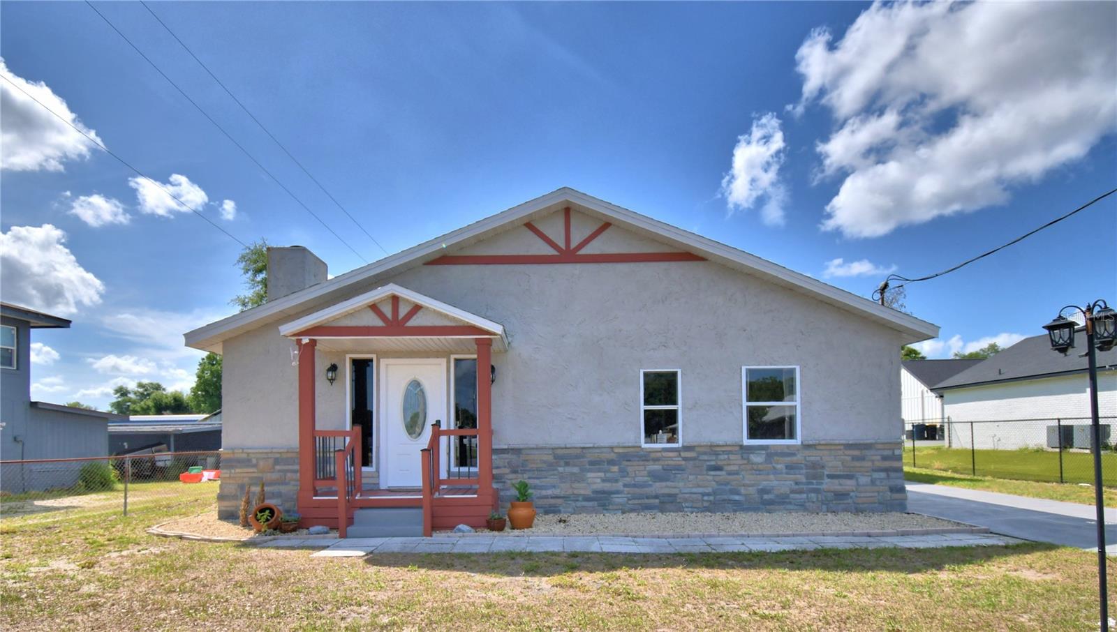 208 Center St Property Photo 2