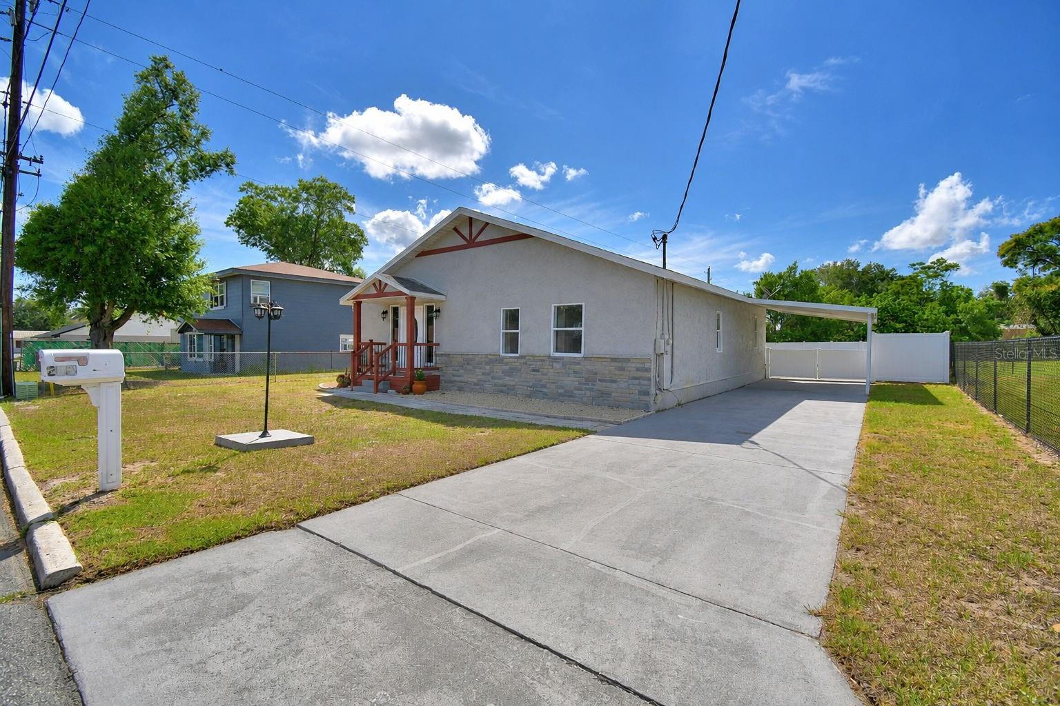 208 Center St Property Photo 3