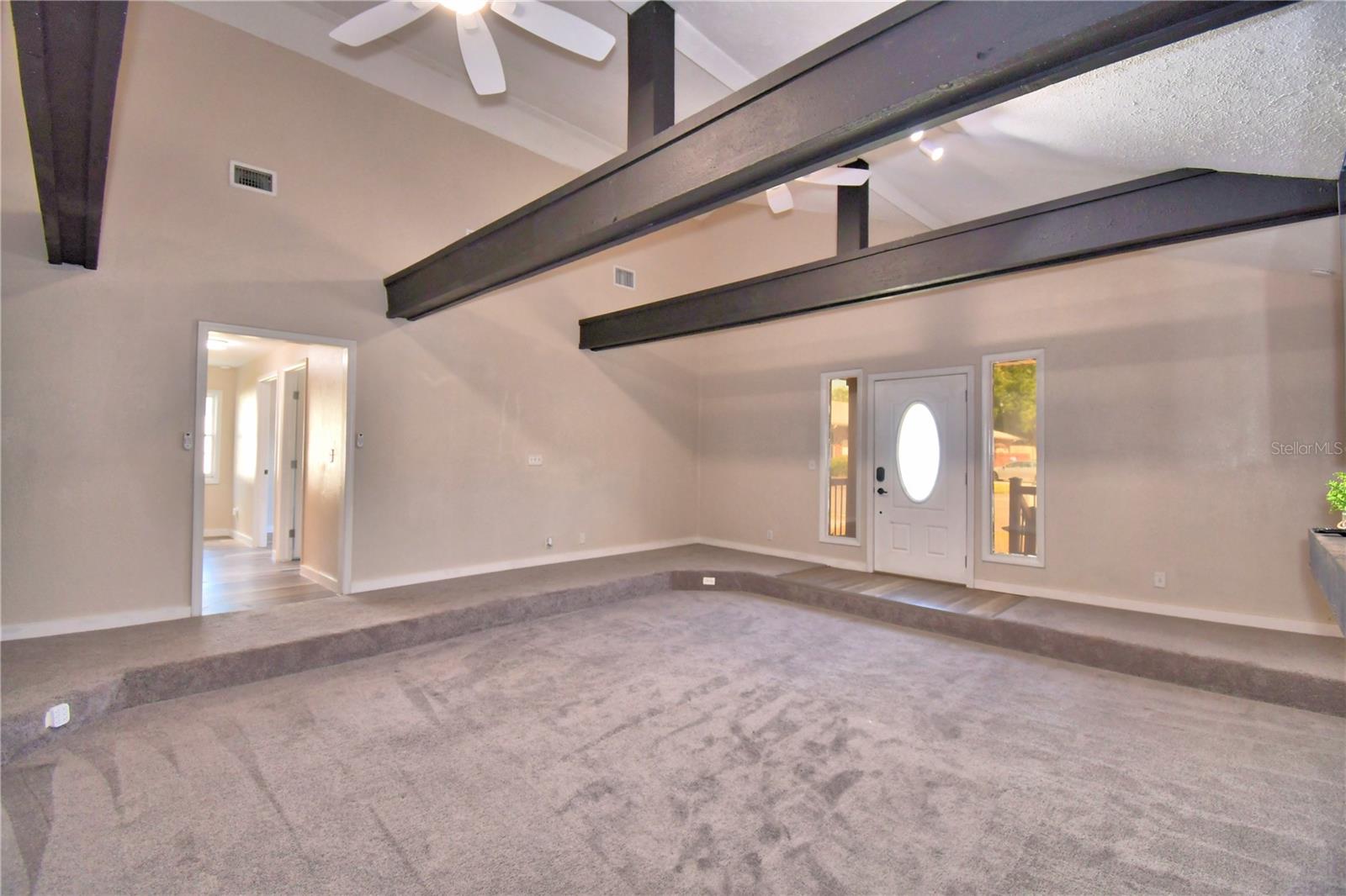 208 Center St Property Photo 5