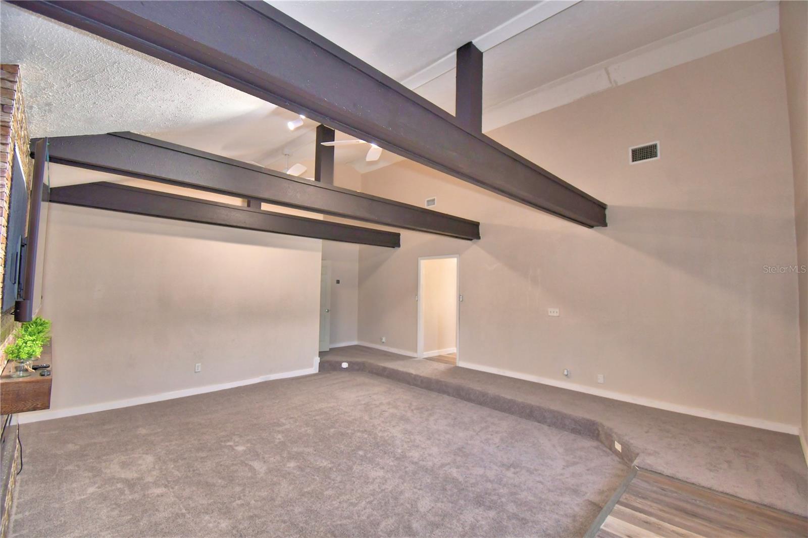 208 Center St Property Photo 8