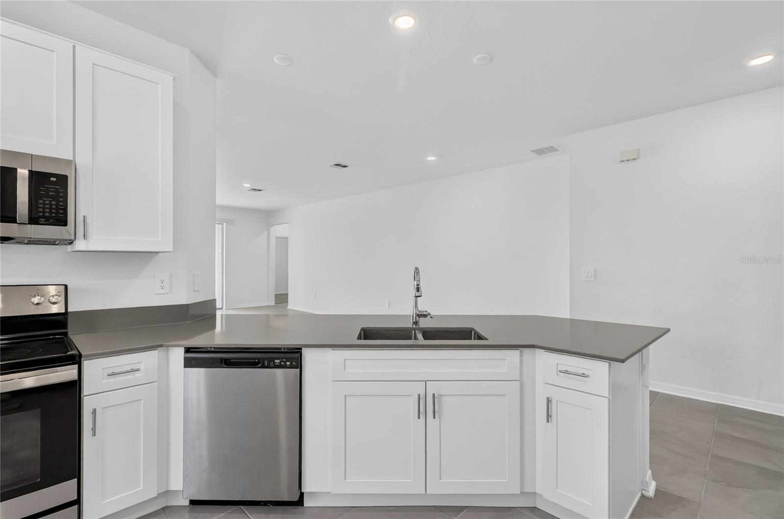 680 Grove St Property Photo 10