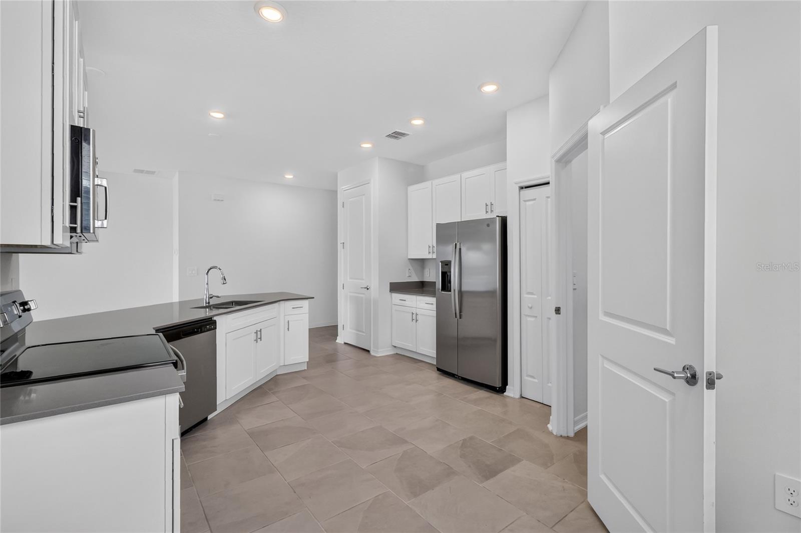 680 Grove St Property Photo 11