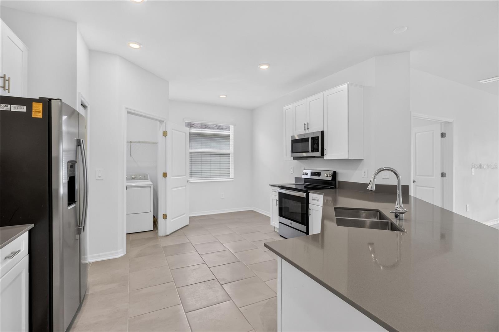 680 Grove St Property Photo 13