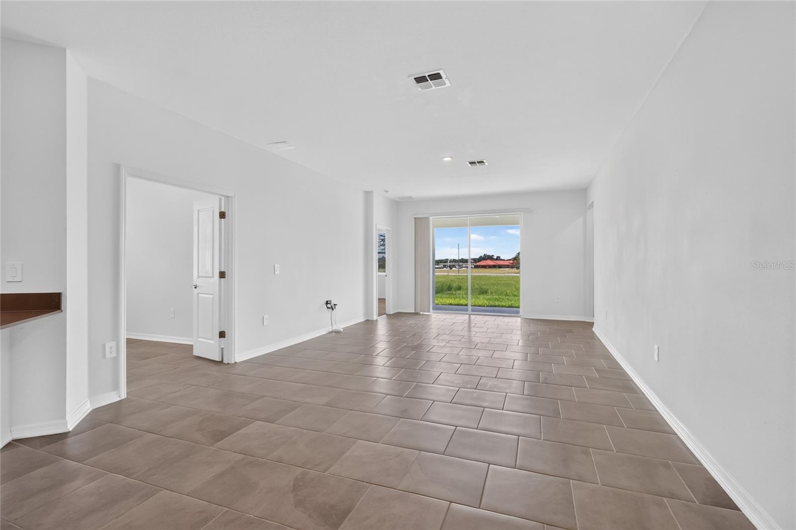 680 Grove St Property Photo 17